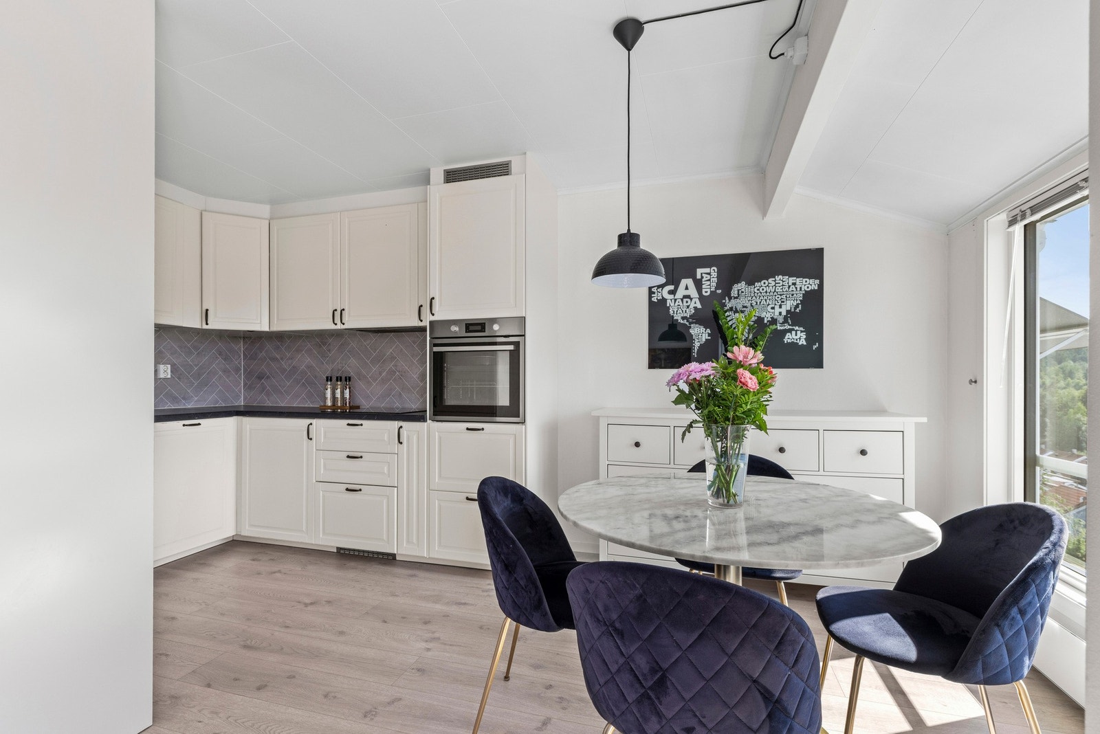 Kjøkkenet ligger i delvis åpen løsning til stuen, sosialt men tilbaketrukket. Galleribilde