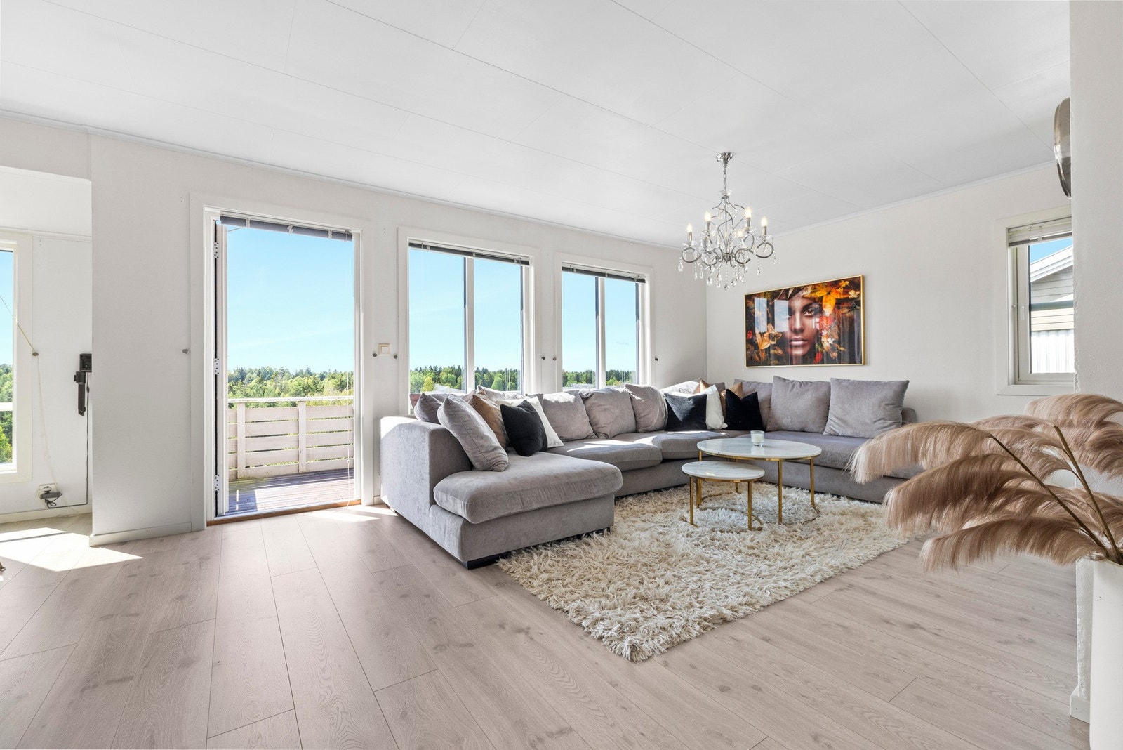 Stuen er stor og luftig med en god utforming som gjør det enkelt å møblere etter eget ønske. Galleribilde