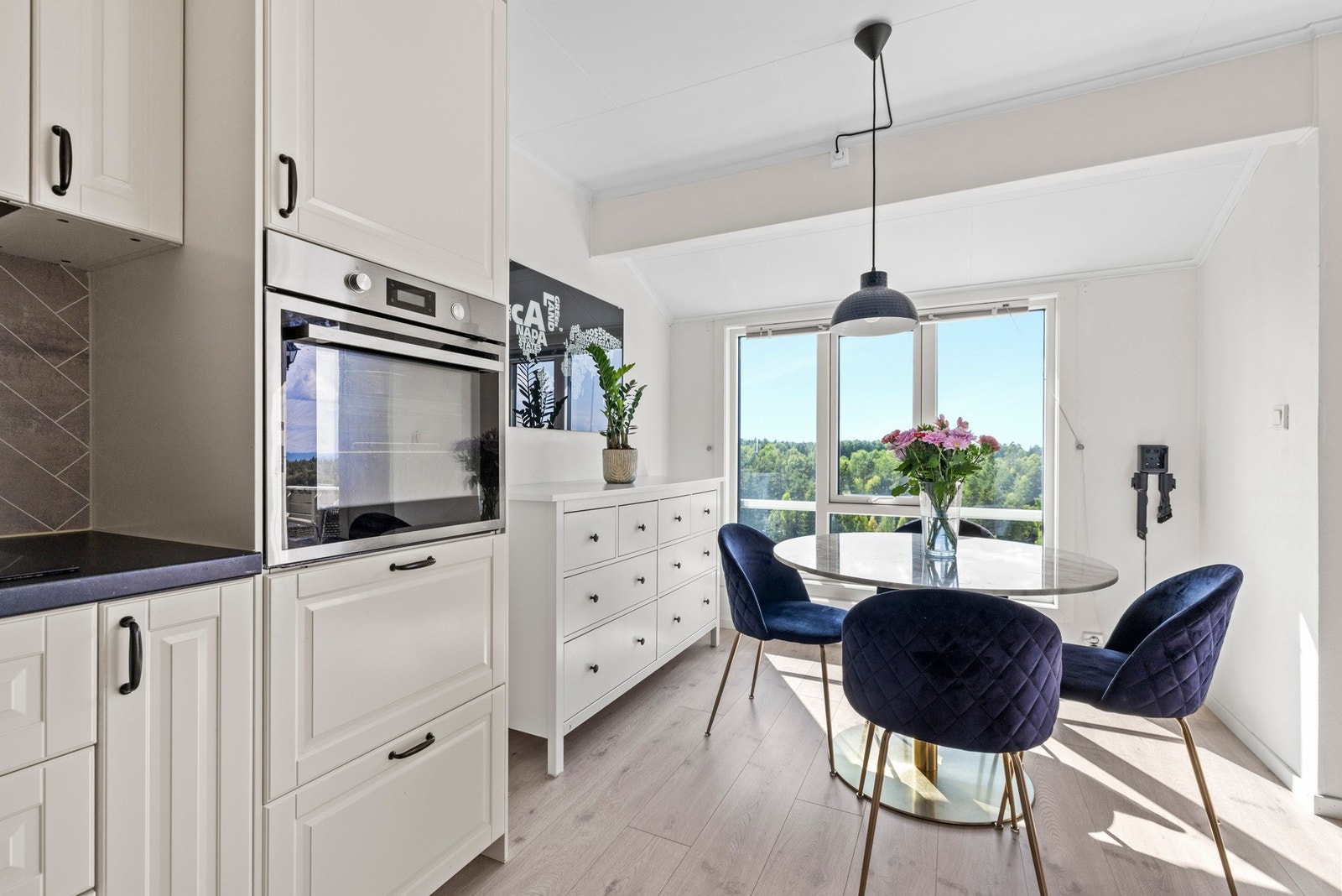 Kjøkkenet har godt lysinnslipp fra store vindusflater. Galleribilde