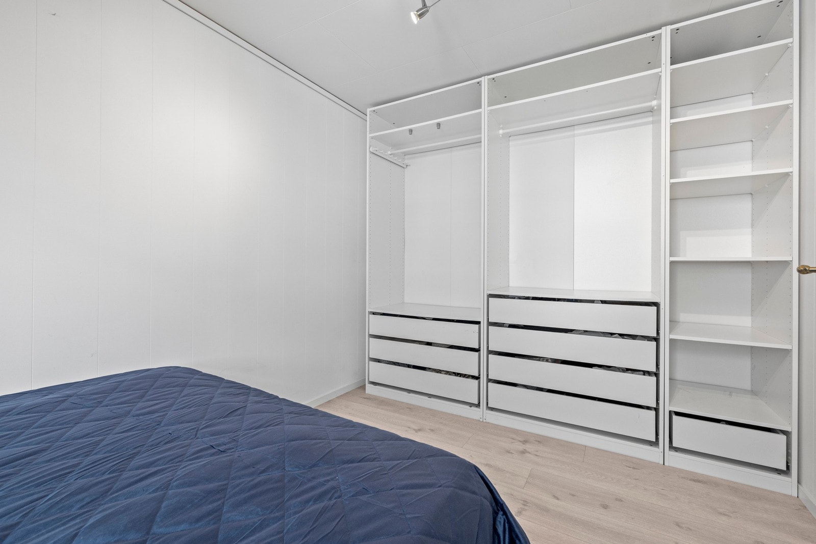 Massevis av oppbevaringsplass i stort garderobeskap. Galleribilde