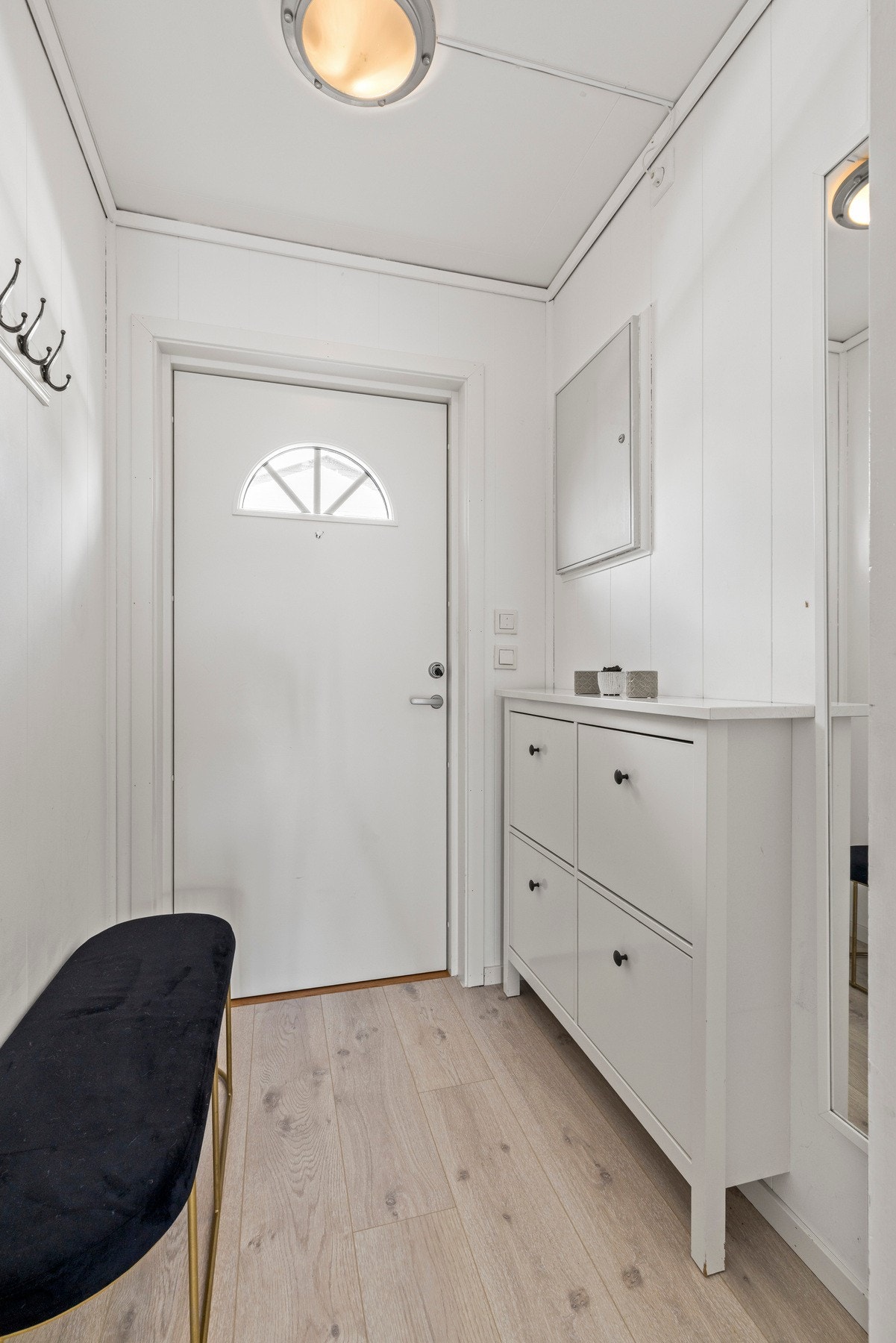 Lys og innbydende entré med plass for å henge fra seg yttertøy. Galleribilde