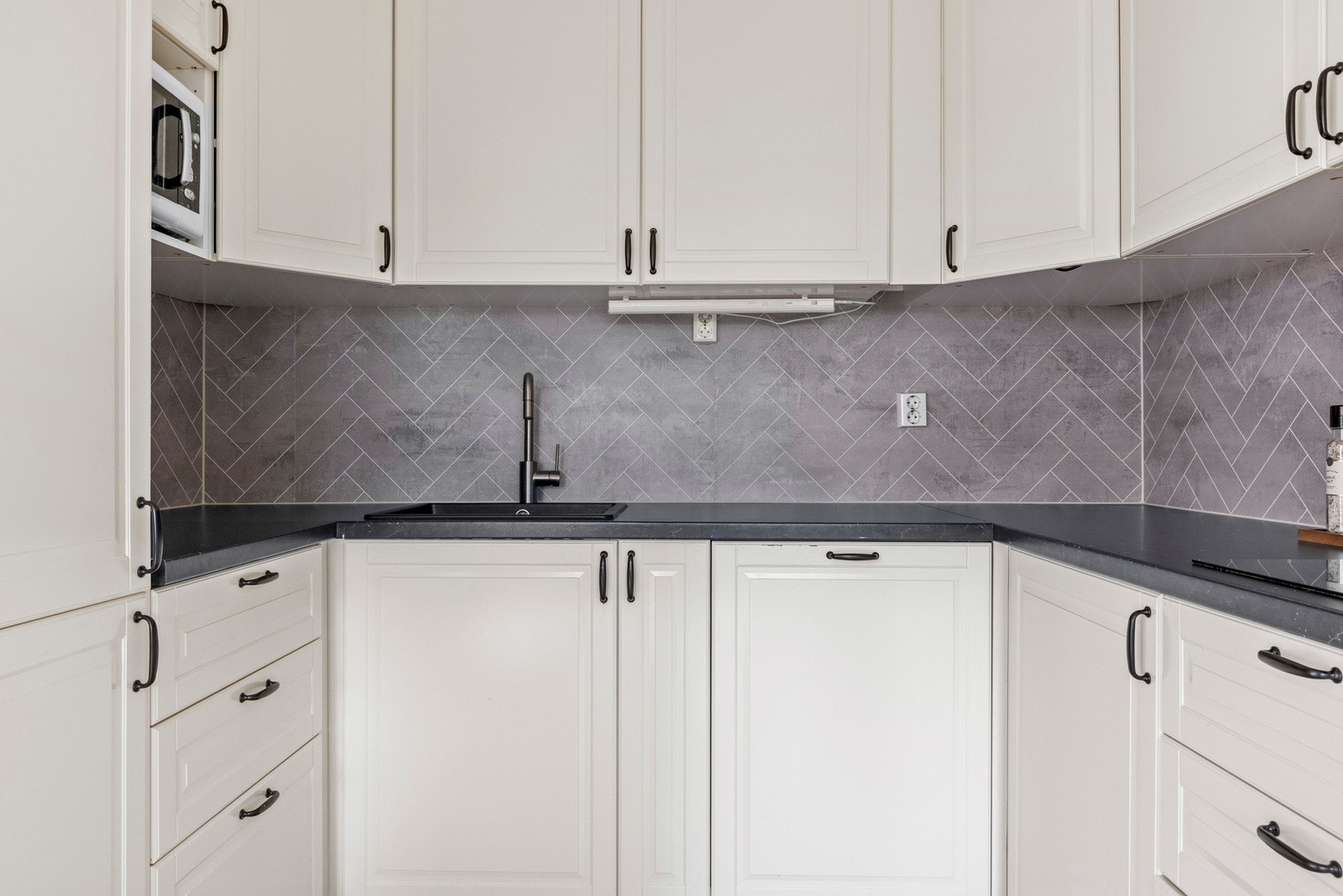 Kjøkkenet er utstyrt med integrert stekeovn, induksjonstopp, oppvaskmaskin, og kjøl/fryseskap. Galleribilde