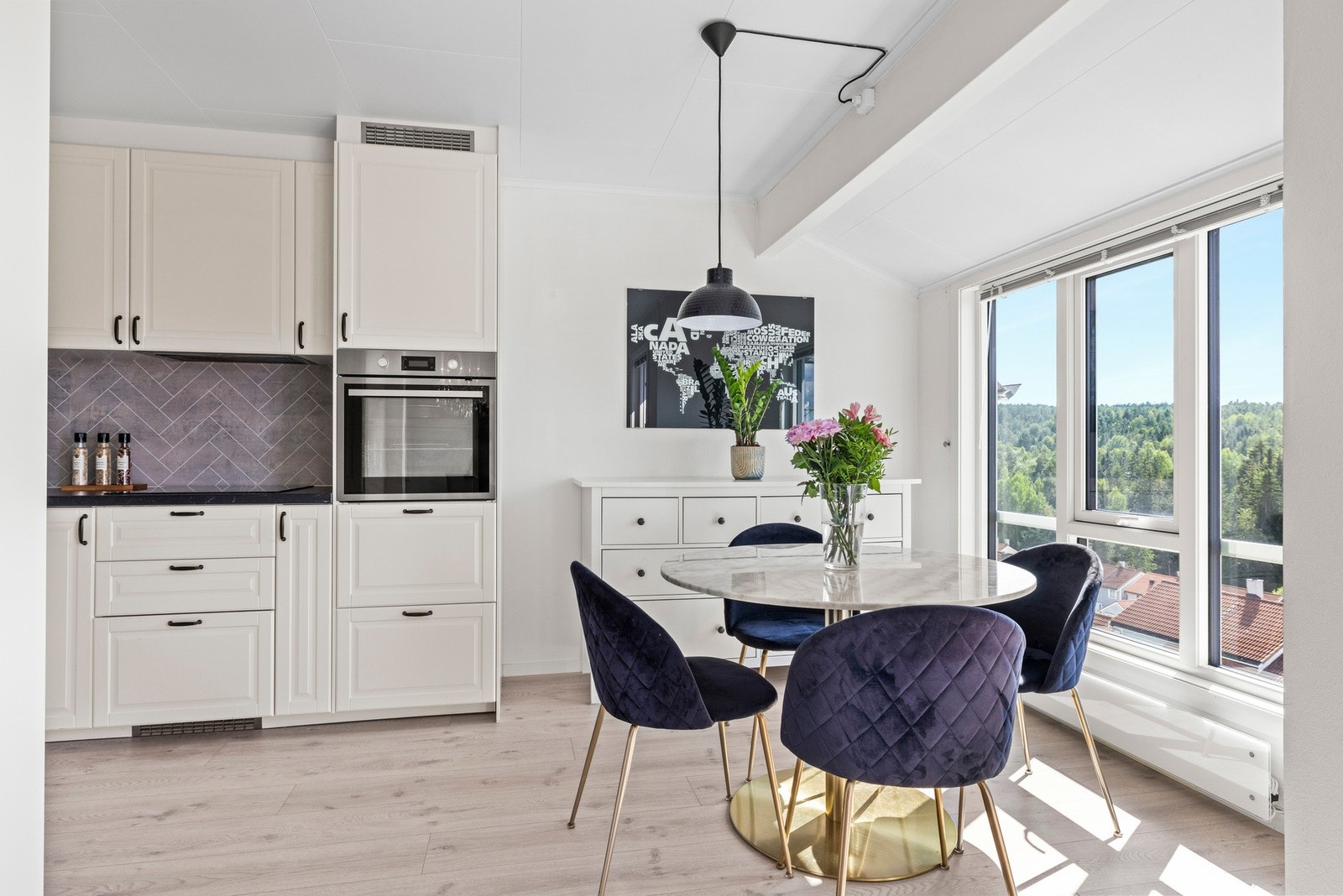 Naturlig sone for spisebord i tilknytning til kjøkkenet. Galleribilde