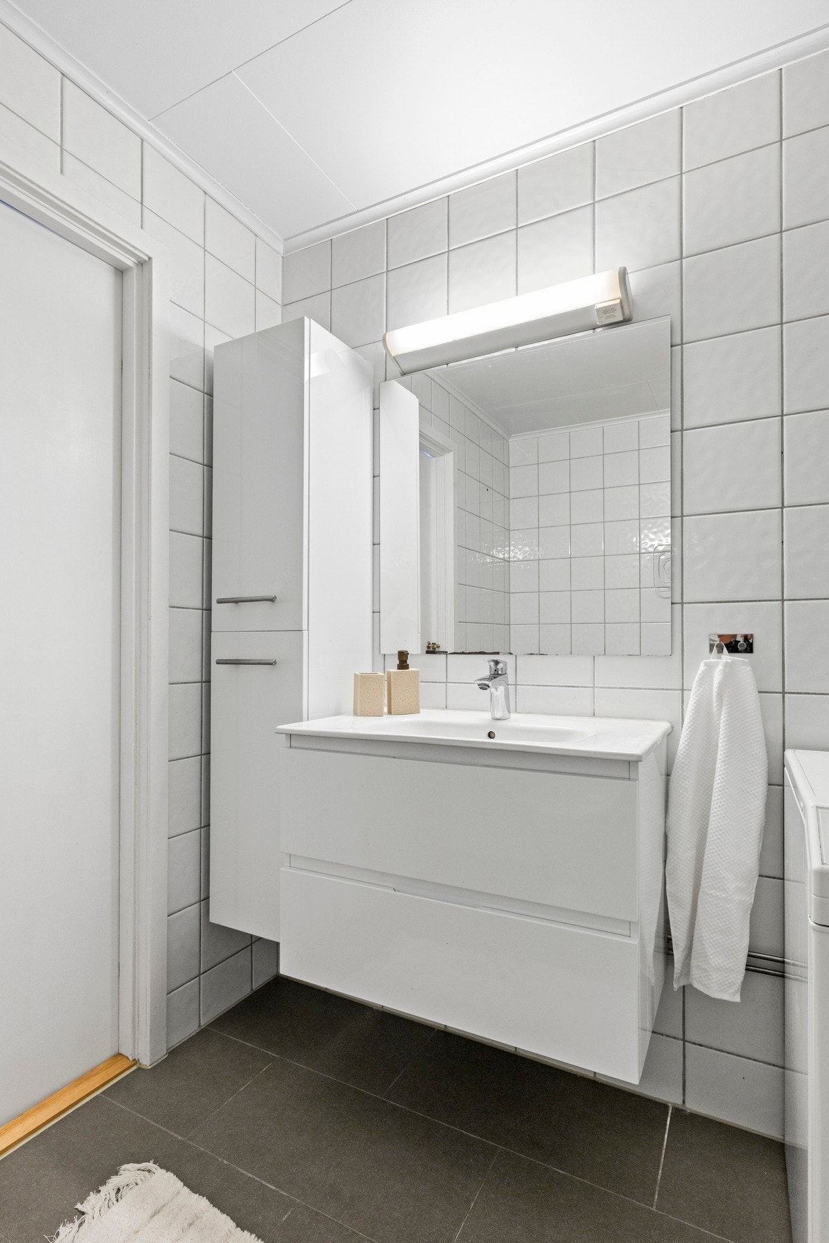 Godt med oppbevaringsplass i servantskap og høyskap. Galleribilde