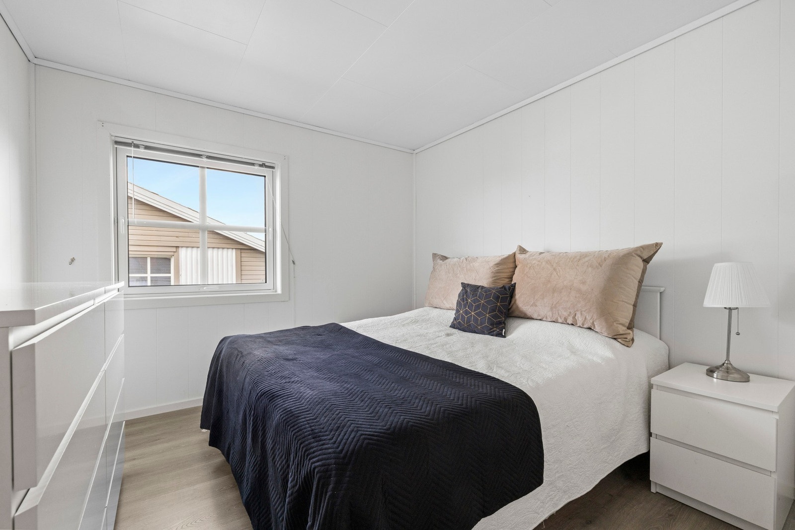 Lyst og innbydende hovedsoverom med god plass til dobbeltseng og nattbord. Galleribilde