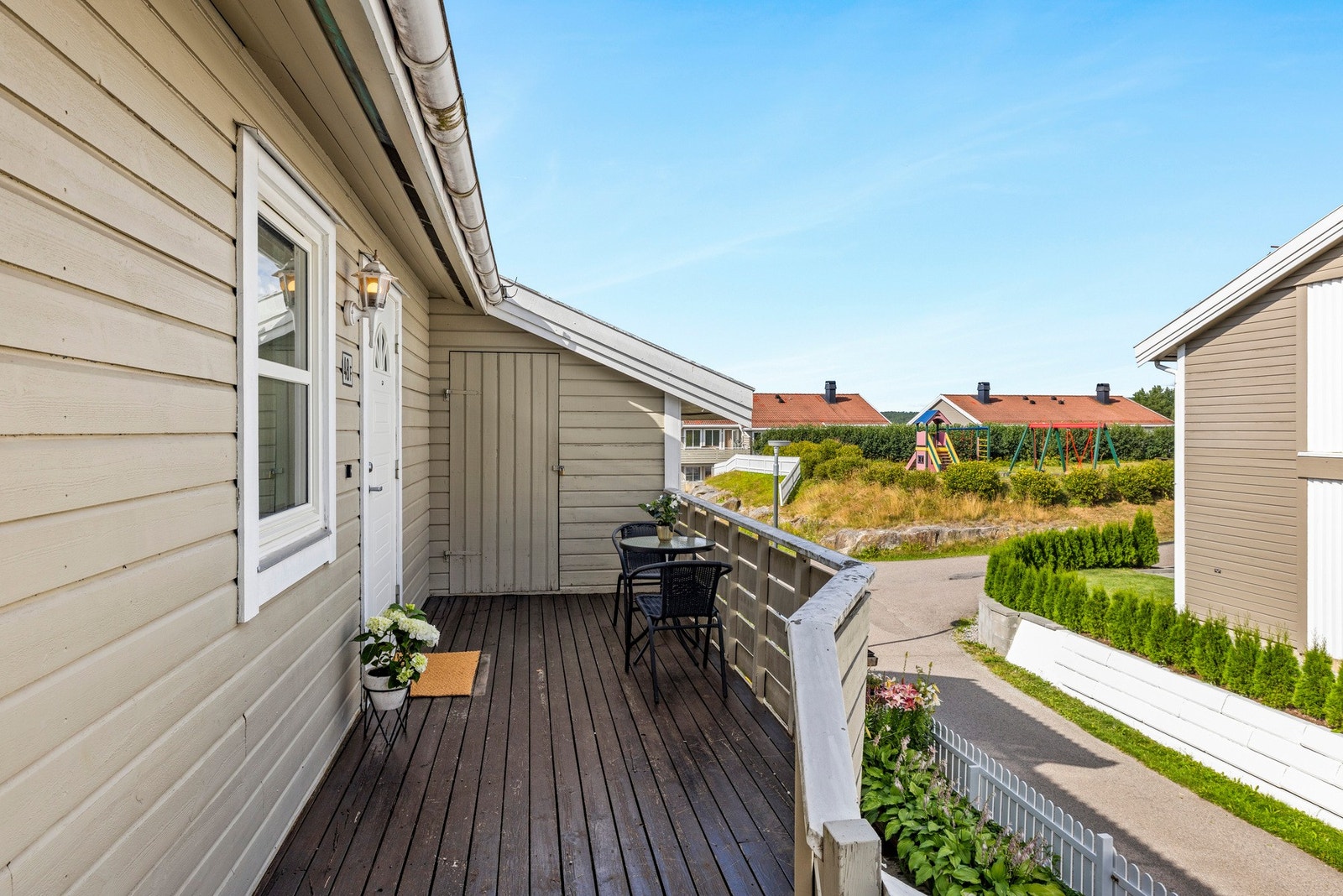 Hyggelig inngangsparti hvor du kan nyte morgenkaffen i sola. Galleribilde