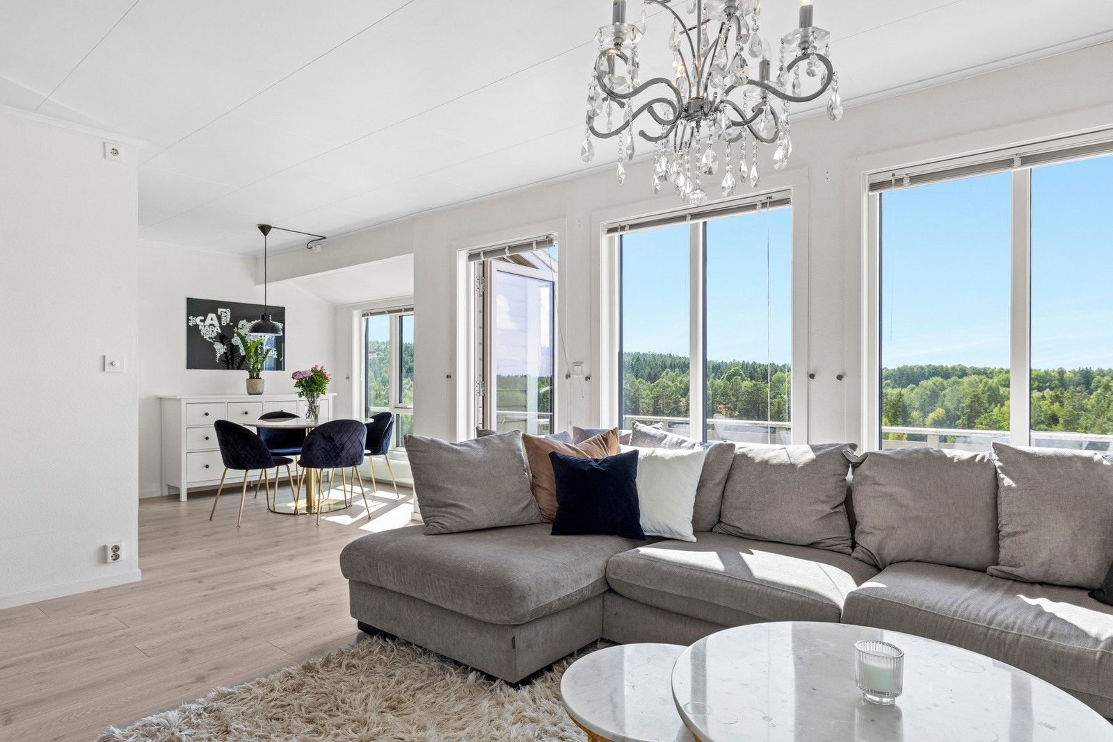 Den store vindusrekken tar inn godt med naturlig lys til rommet. Galleribilde