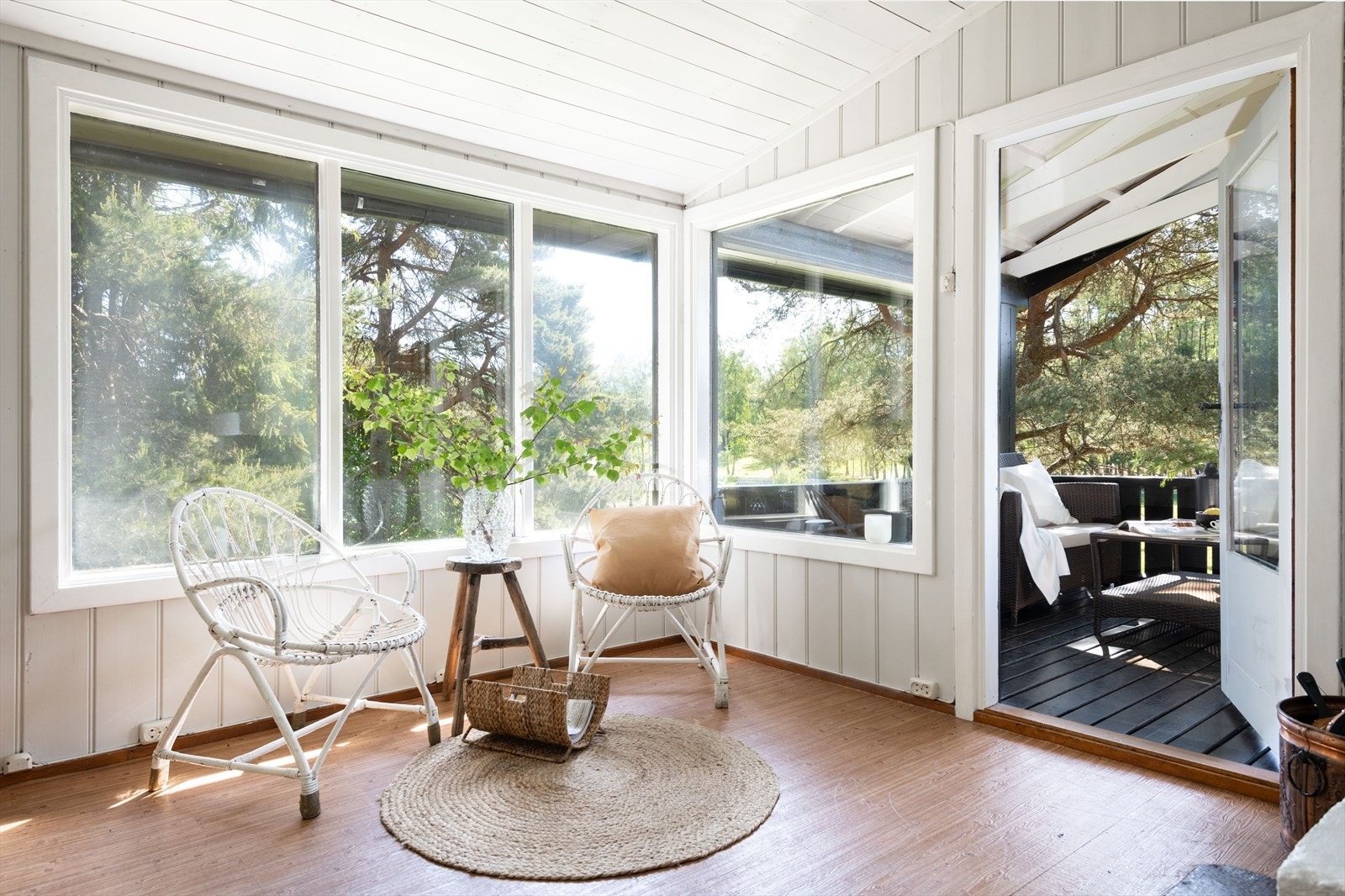 Store, fine vinduer gir et lyst rom. Galleribilde