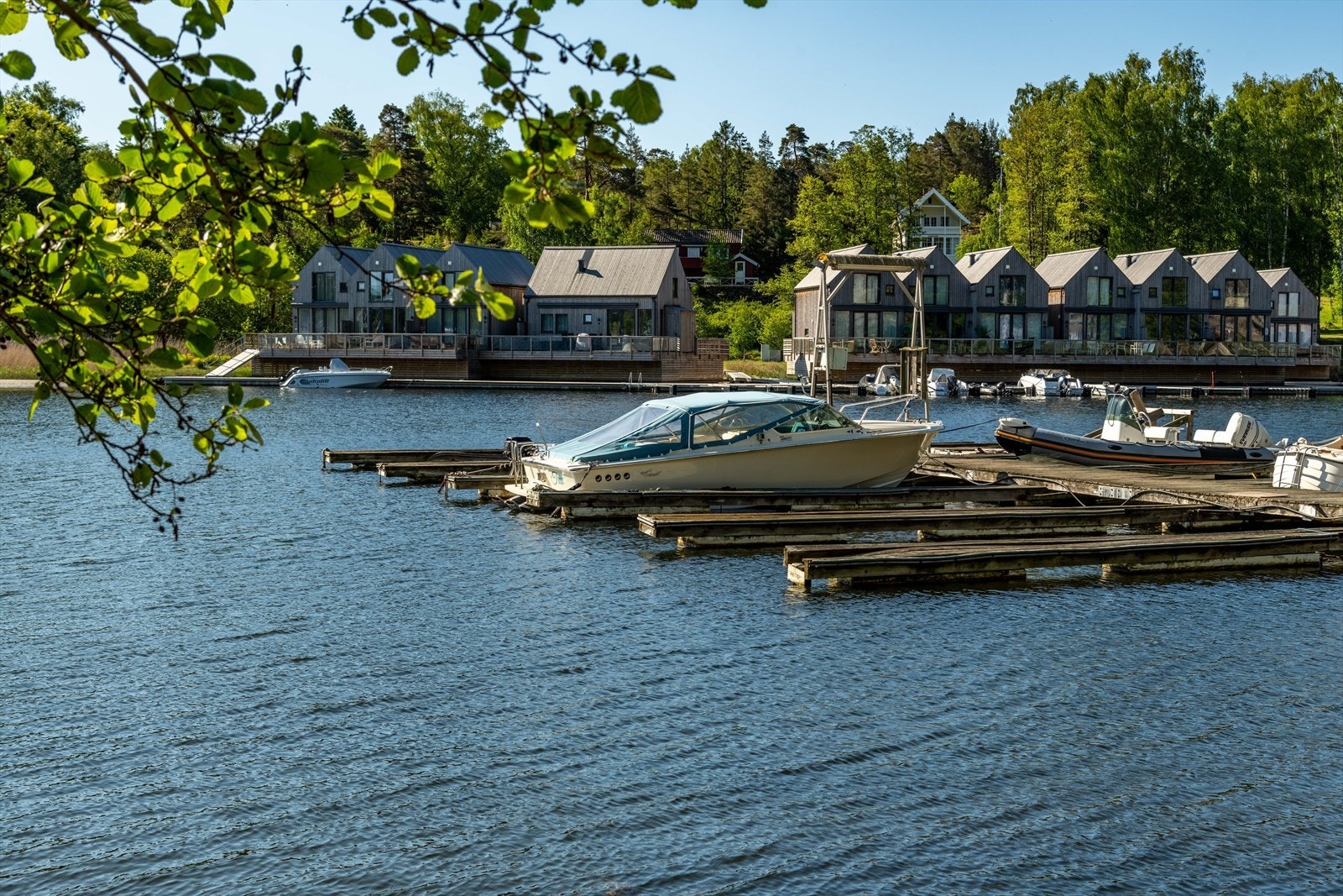 Fra hytta går man ned til egen båtplass på 2 min, mens Seilerkroa og fergekaia tar ca. 4 min. Galleribilde