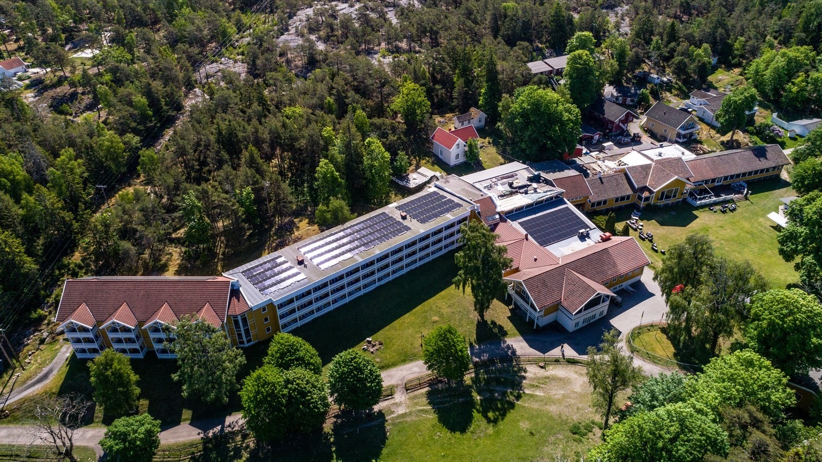 Du kan spise gode måltider både på Seilerkroa og Fjordhotellet. Dagligvarer og bakevarer fra Bakfickan handles på den andre siden av sundet. Galleribilde