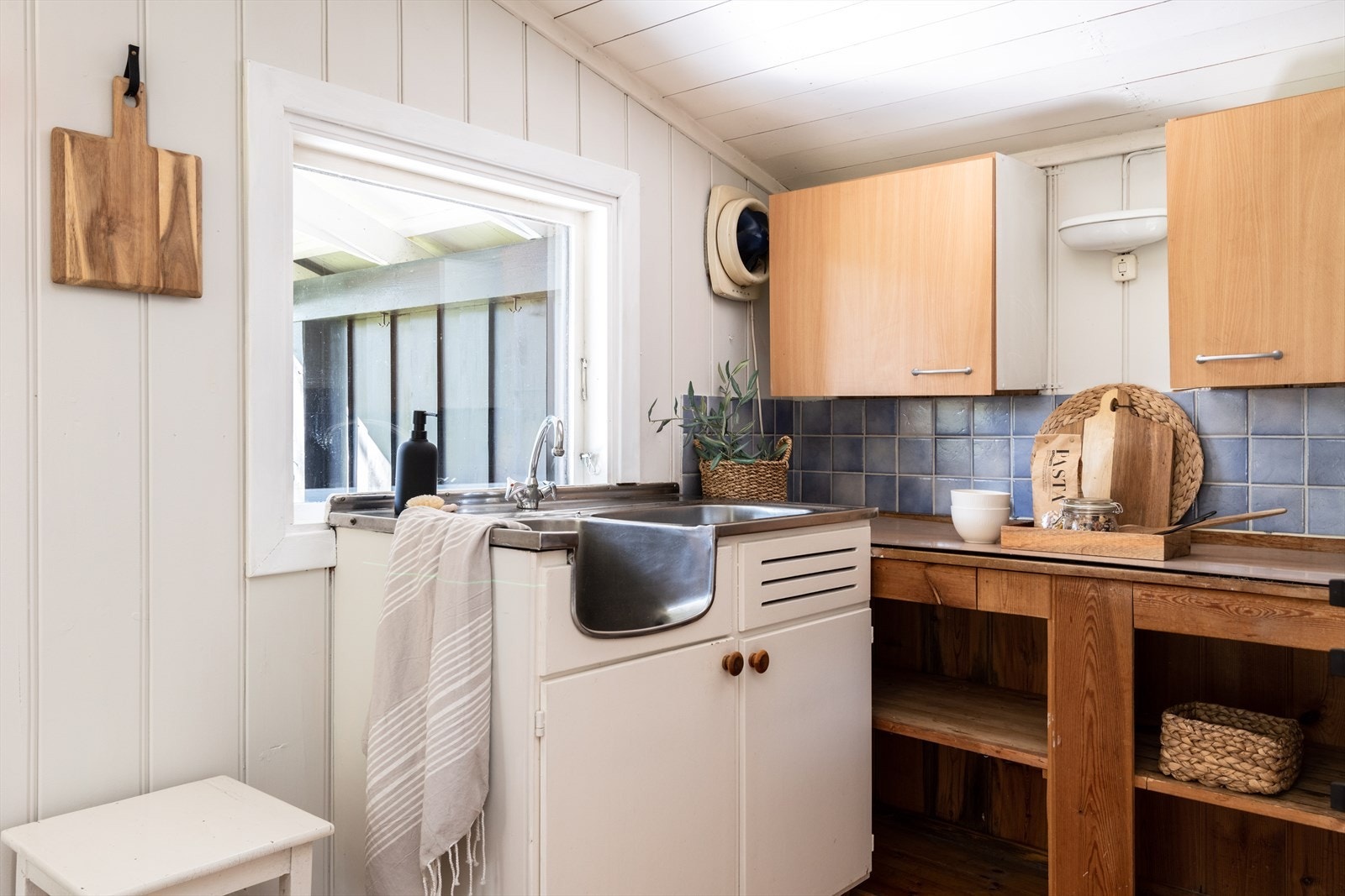 Kjøkkeninnredningen stammer fra byggeåret, bortsett fra nyere skap. Det dekker grunnleggende behov - nettopp det man trenger. Galleribilde