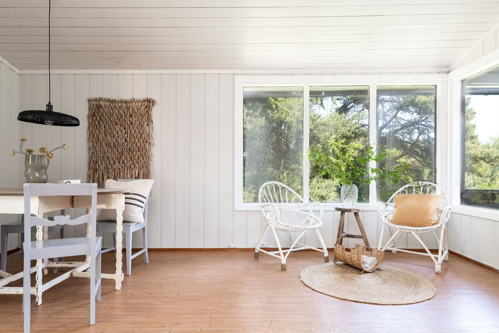 På gulvet er det et vinylbelegg som det hadde vært interessant å fjerne - det kan tenkes at belegger skjulet et slitt, lakkert tregulv. Galleribilde