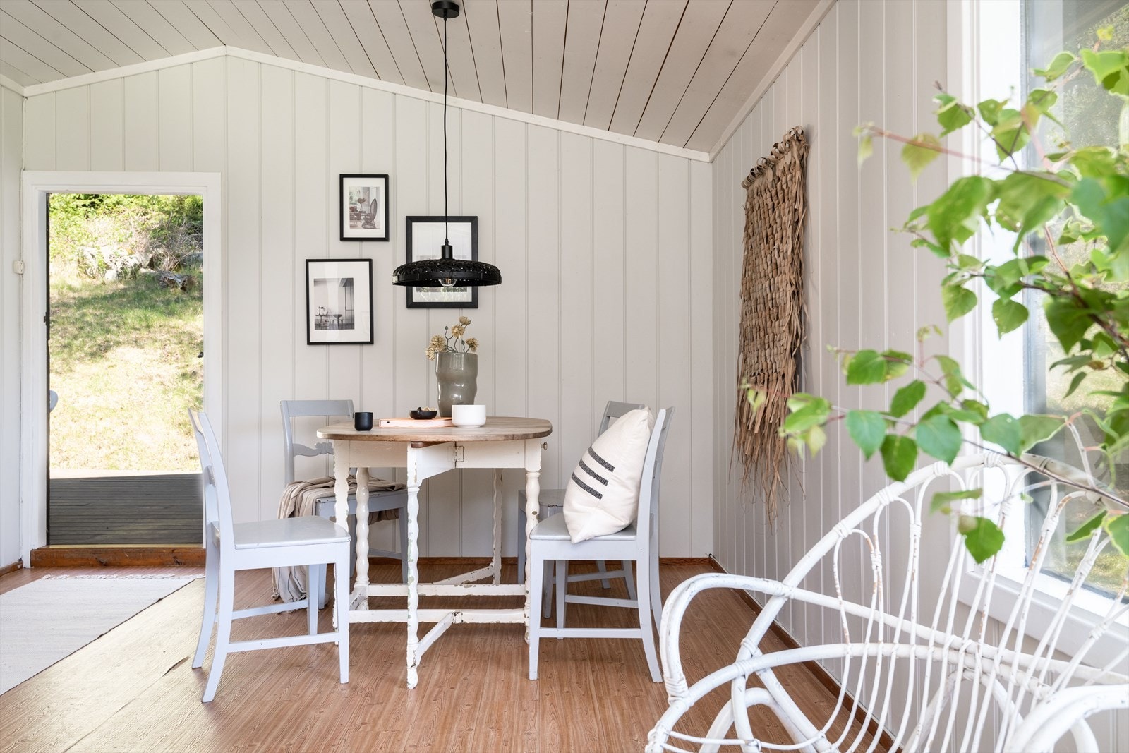 Fra hovedinngangen kommer man rett inn i spisestuen og går videre inn i peisestuen. Galleribilde