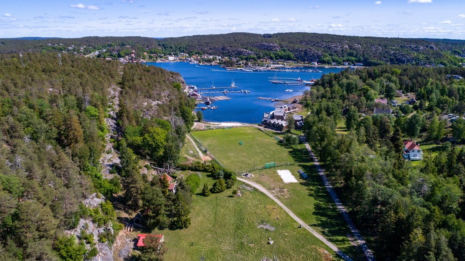 Tomten er eiet på hele 1,6 mål og inkluderer et stort parti av gresset ned mot veien. Like bortenfor venter parkour-treningsparken, sandvolleyballbane og fotballbane og ikke minst stranda. Galleribilde