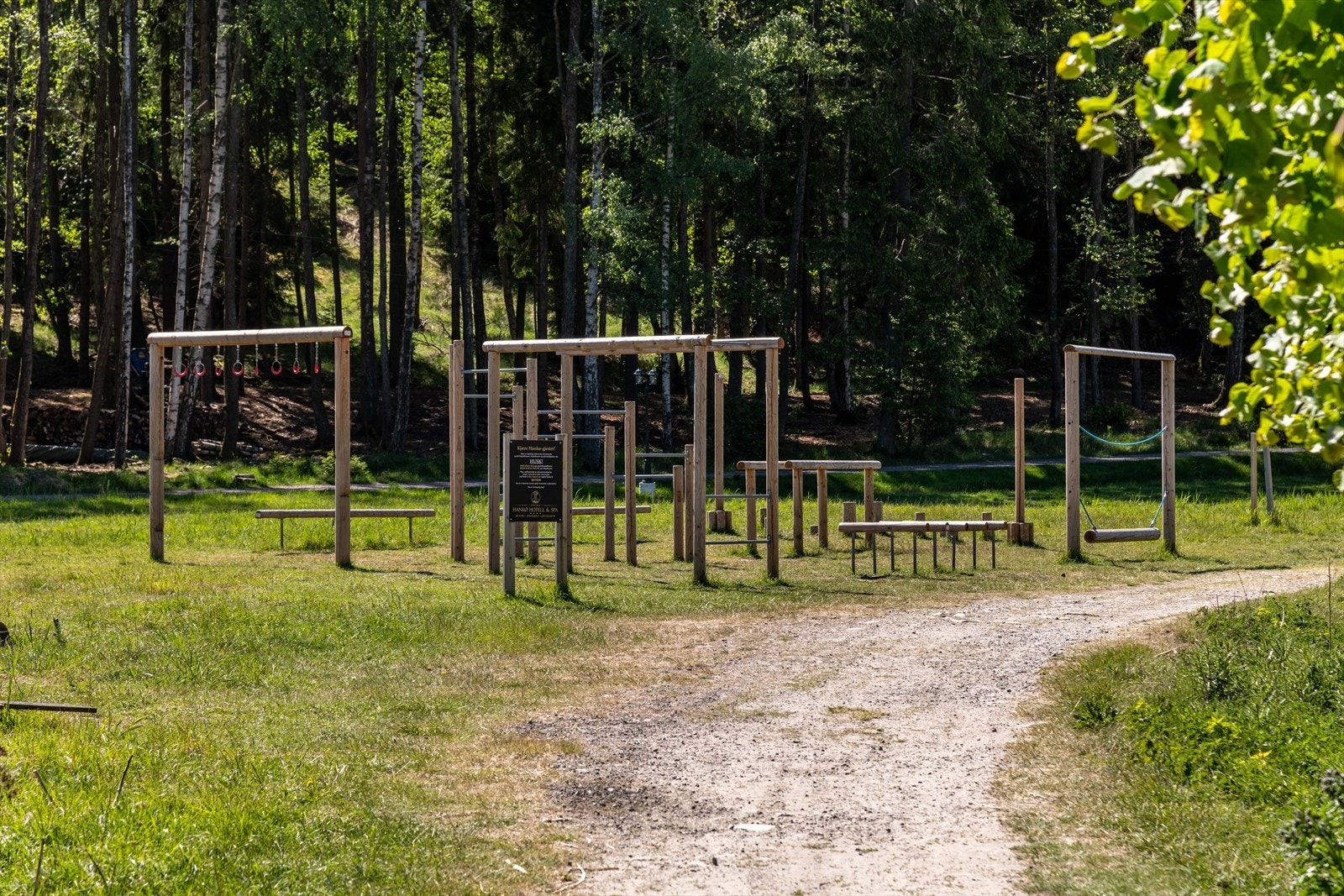 Aktive hyttefolk benytter flittig de mange stiene på kryss og tvers til jogging og spaserturer, og friområdet Vadbukten er populært blant familier med sine gode bademuligheter. Galleribilde