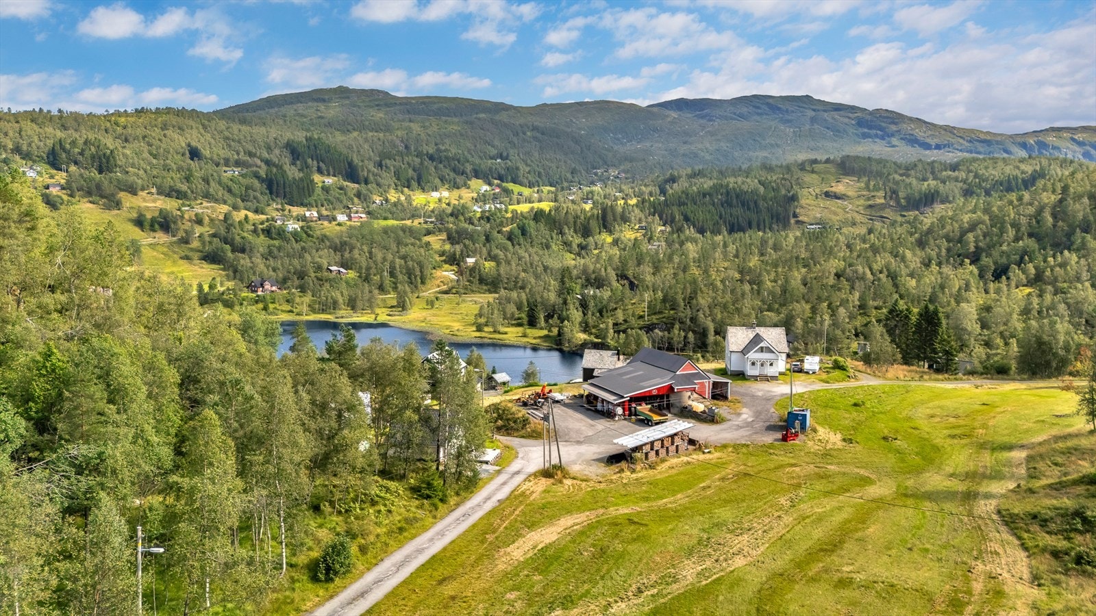 Like ved hytten er det et vann som bare er en liten spasertur unna hvor det bades tritt og ofte om sommeren. Galleribilde