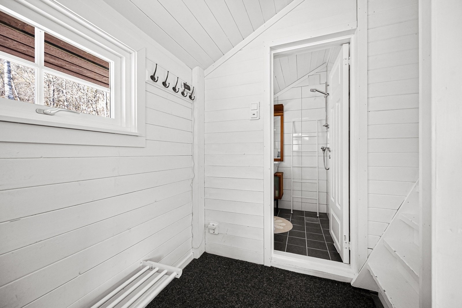 Fra yttergang kommer man inn på badet og opp på hemsen/ loftet. Galleribilde
