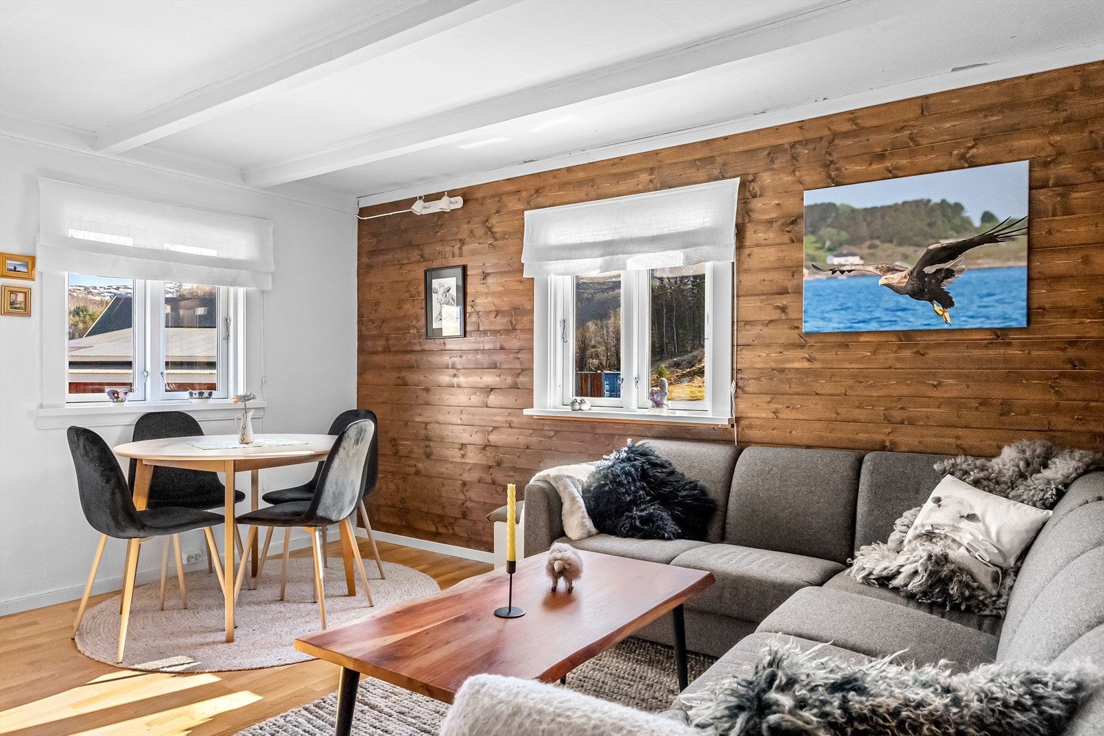 I stuedelen har man en koselig stue med sofagruppe og spisegruppe. Galleribilde