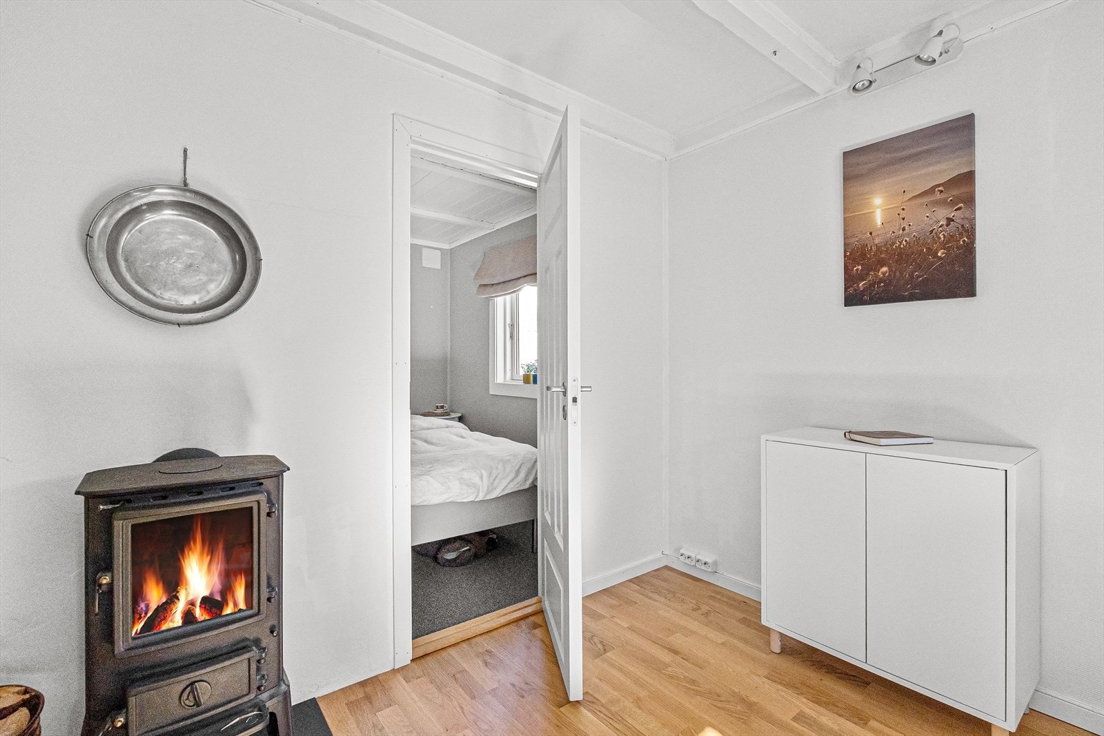 Fra stuen kommer man inn i hyttens hovedsoverom. Galleribilde