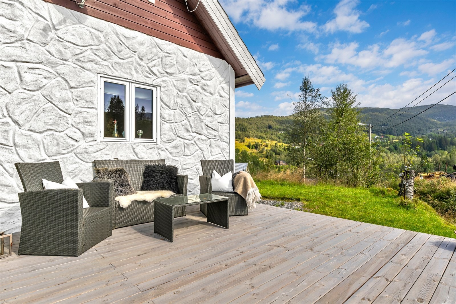 På denne terrassen kan man virkelig nyte stillheten fra fjellet. Galleribilde