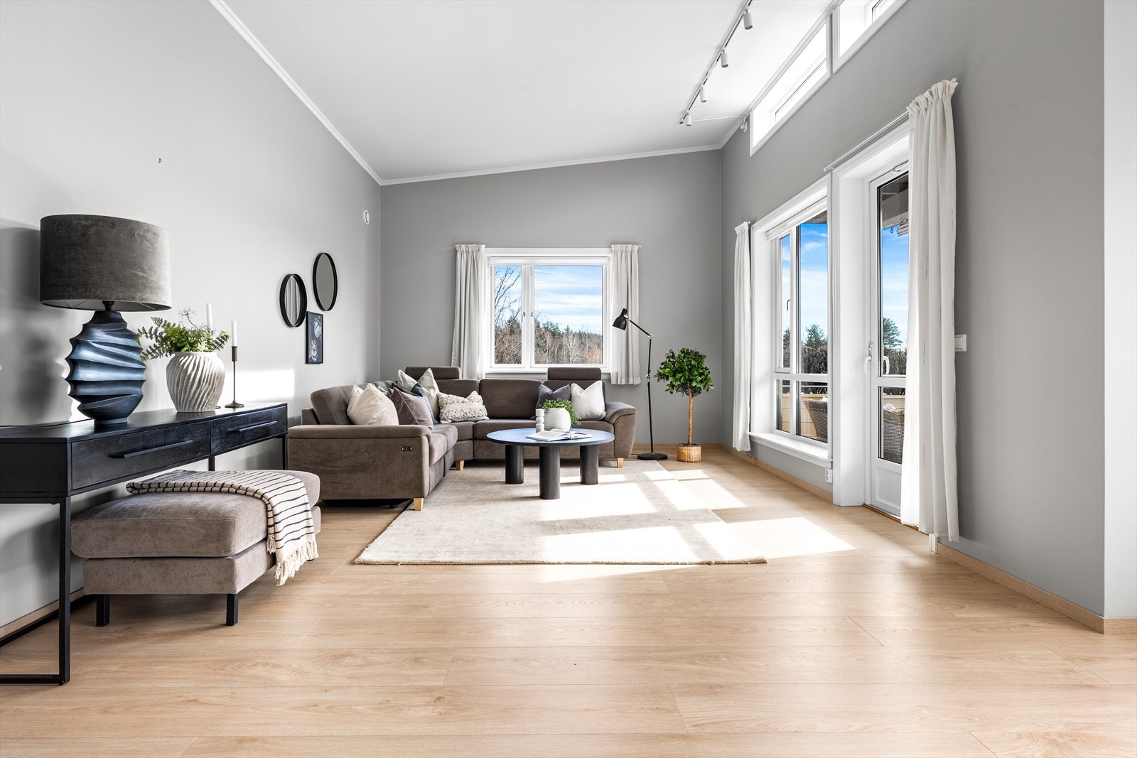 Stue med stor takhøyde og med flotte overlysvinduer i tillegg til de store panoramavinduene Galleribilde