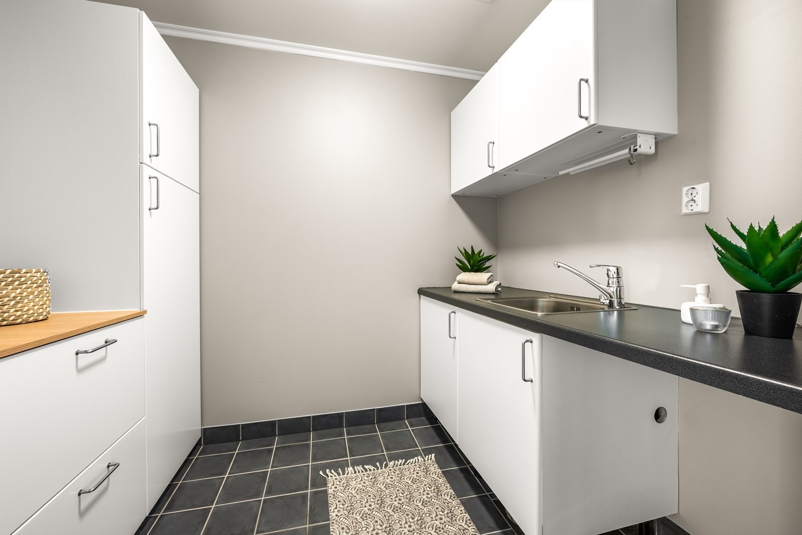 Eget vaskerom - praktisk og godt med rikelig innredning og benkeplass. Opplegg/plass til vaskemaskin og tørketrommel Galleribilde