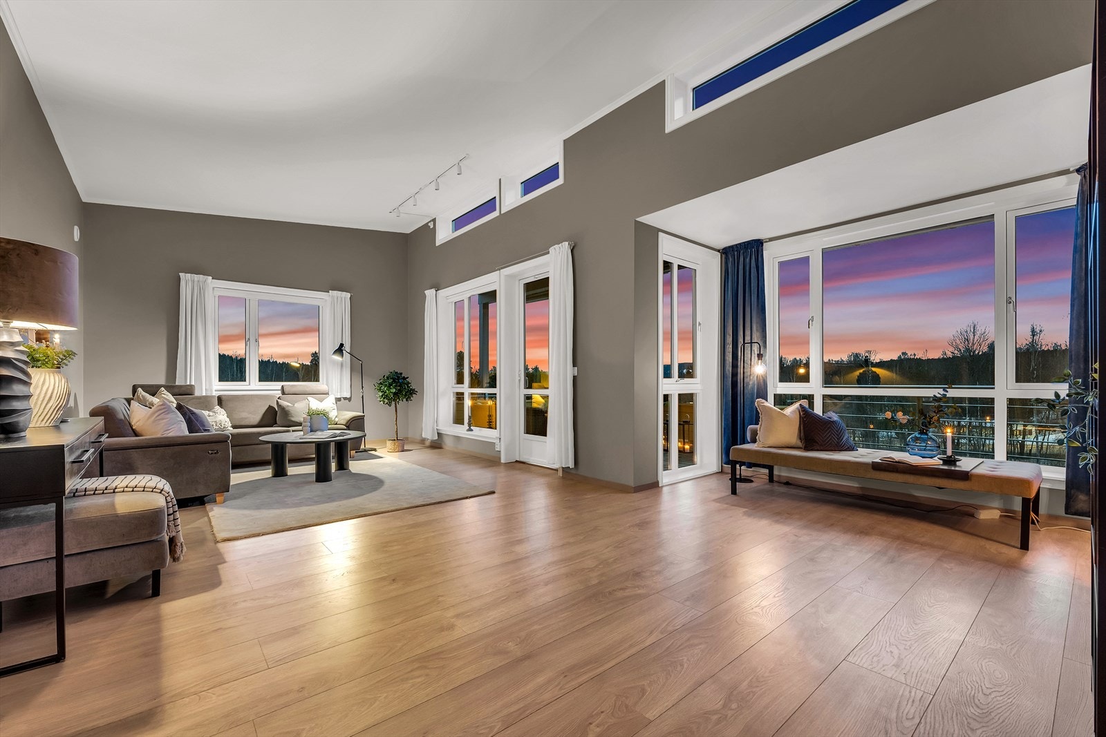 Stuen er stor og luftig - legg merke til de flotte overlysvinduene Galleribilde