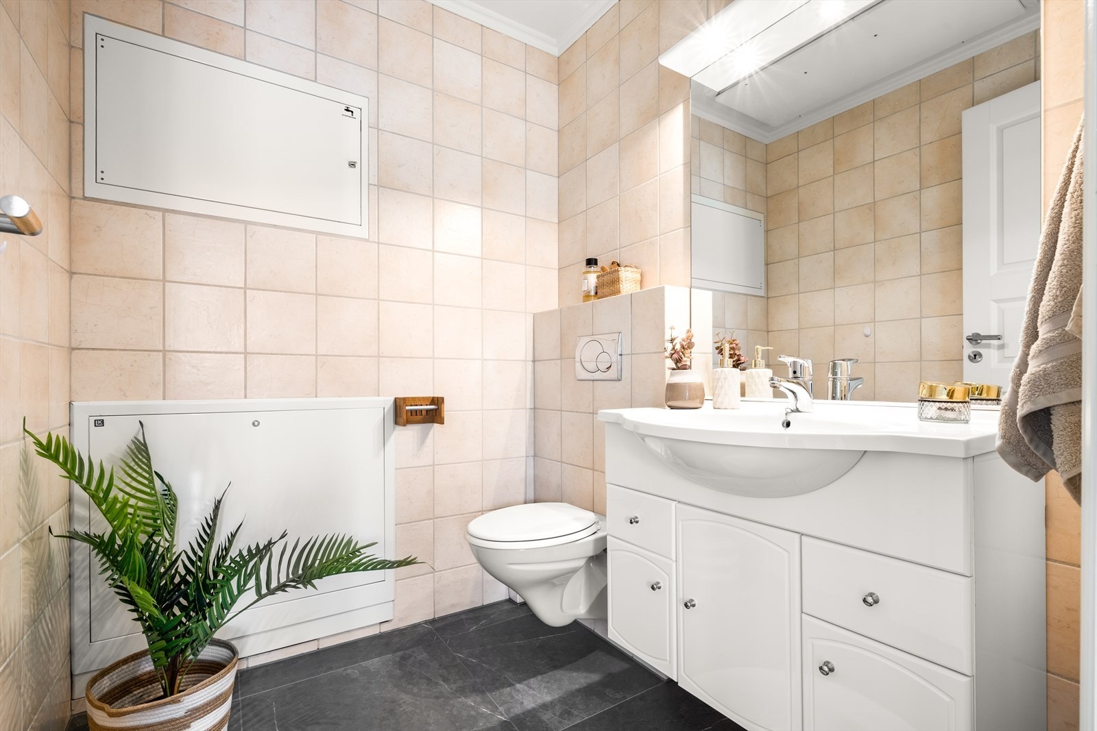 Separat toalettrom - nye fliser på gulv 2025(flis på flis) veggmontert toalett og servant i innredning Galleribilde