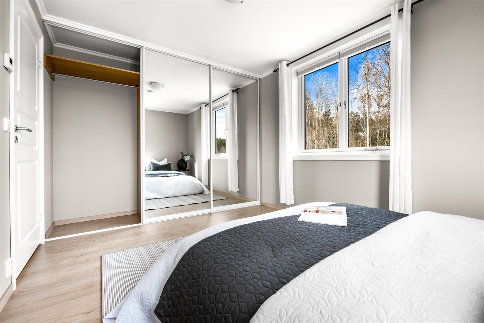 Soverom 1 med stor skyvedørgarderobe Galleribilde