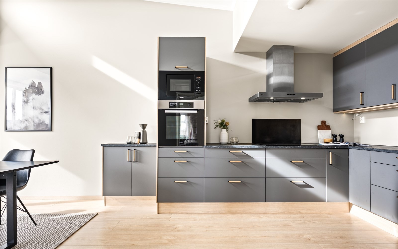 Kjøkkenet er i likhet med resten av leiligheten oppusset i 2023 Galleribilde