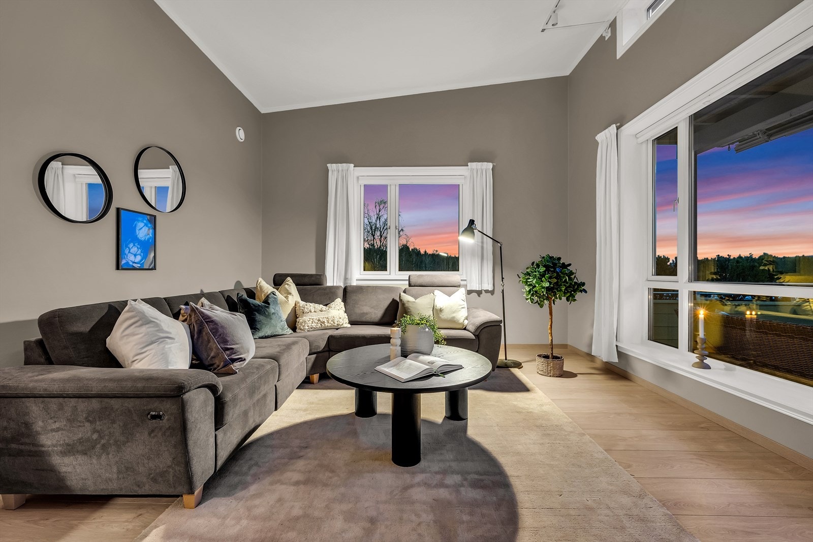 Stuen er omfattende oppusset som resten av leiligheten Galleribilde