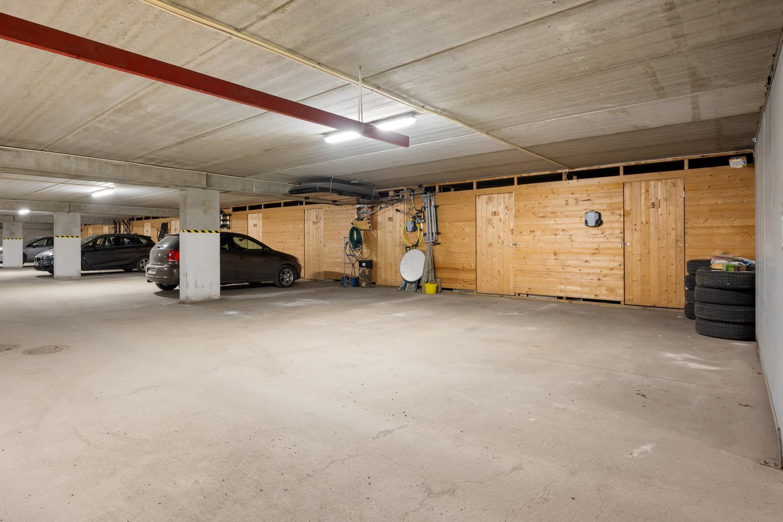 Det medfølger 2 garasjeplasser og begge med bakenforliggende boder Galleribilde