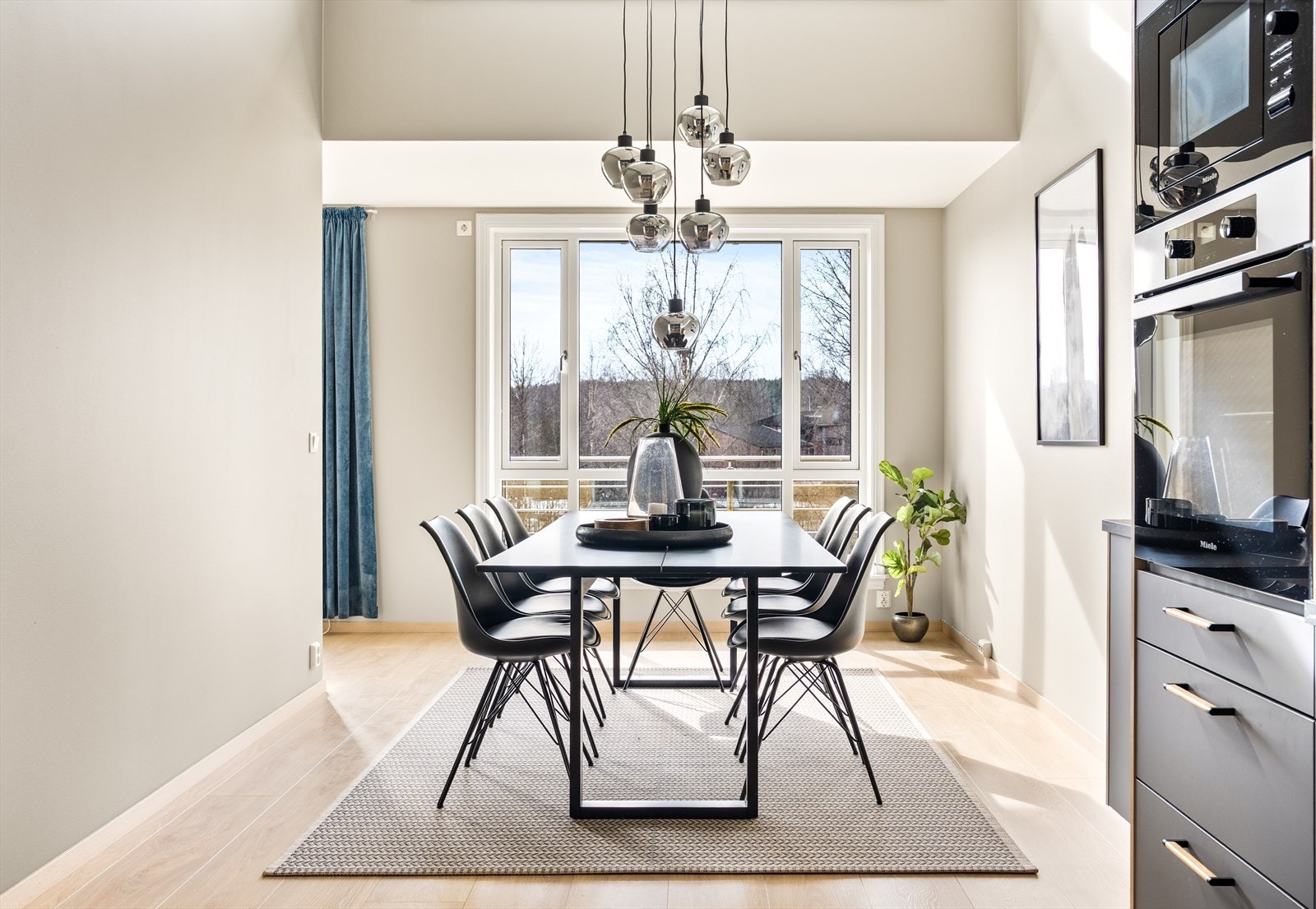 Kjøkkenet er stort og stilig og med rikelig lys inn via store vinduer - flott plass til et stort spisebord Galleribilde