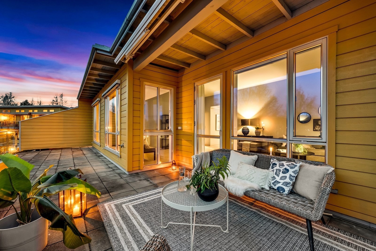 Den store og flotte terrassen i hyggelig skumringslys Galleribilde