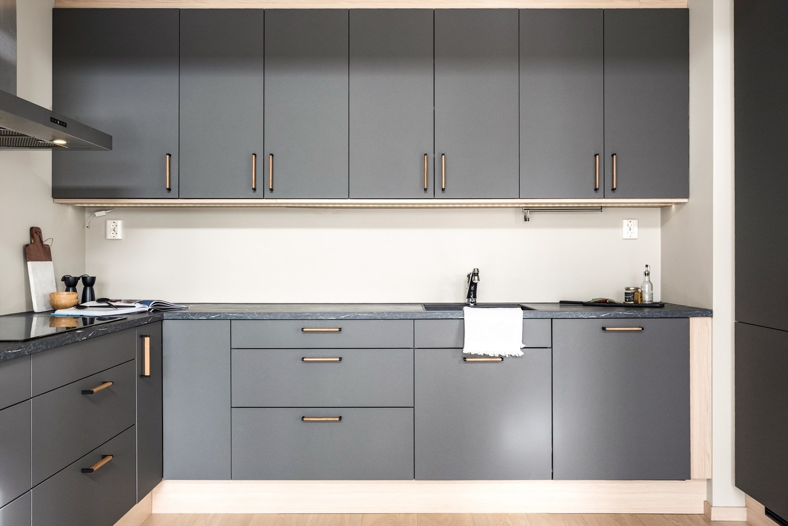 Lekker innredning av type AUBO i grå utførelse med integrerte hvitevarer Galleribilde