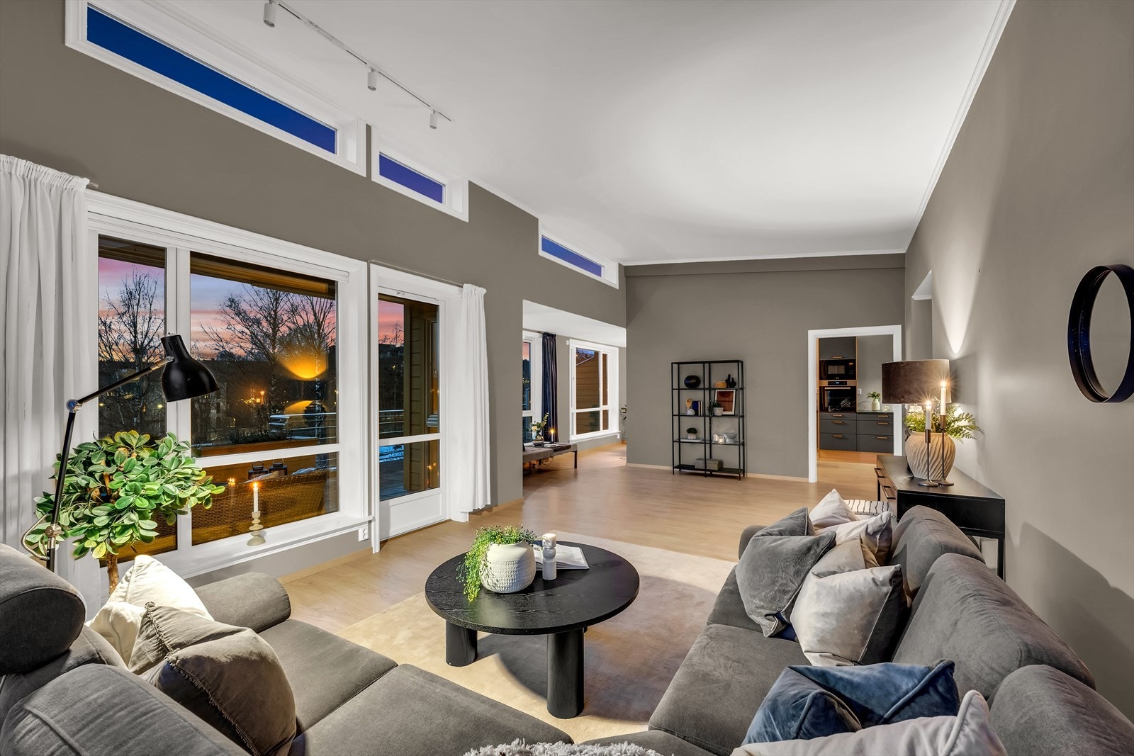 Delikate og nymalte overflater og nye flotte gulv Galleribilde