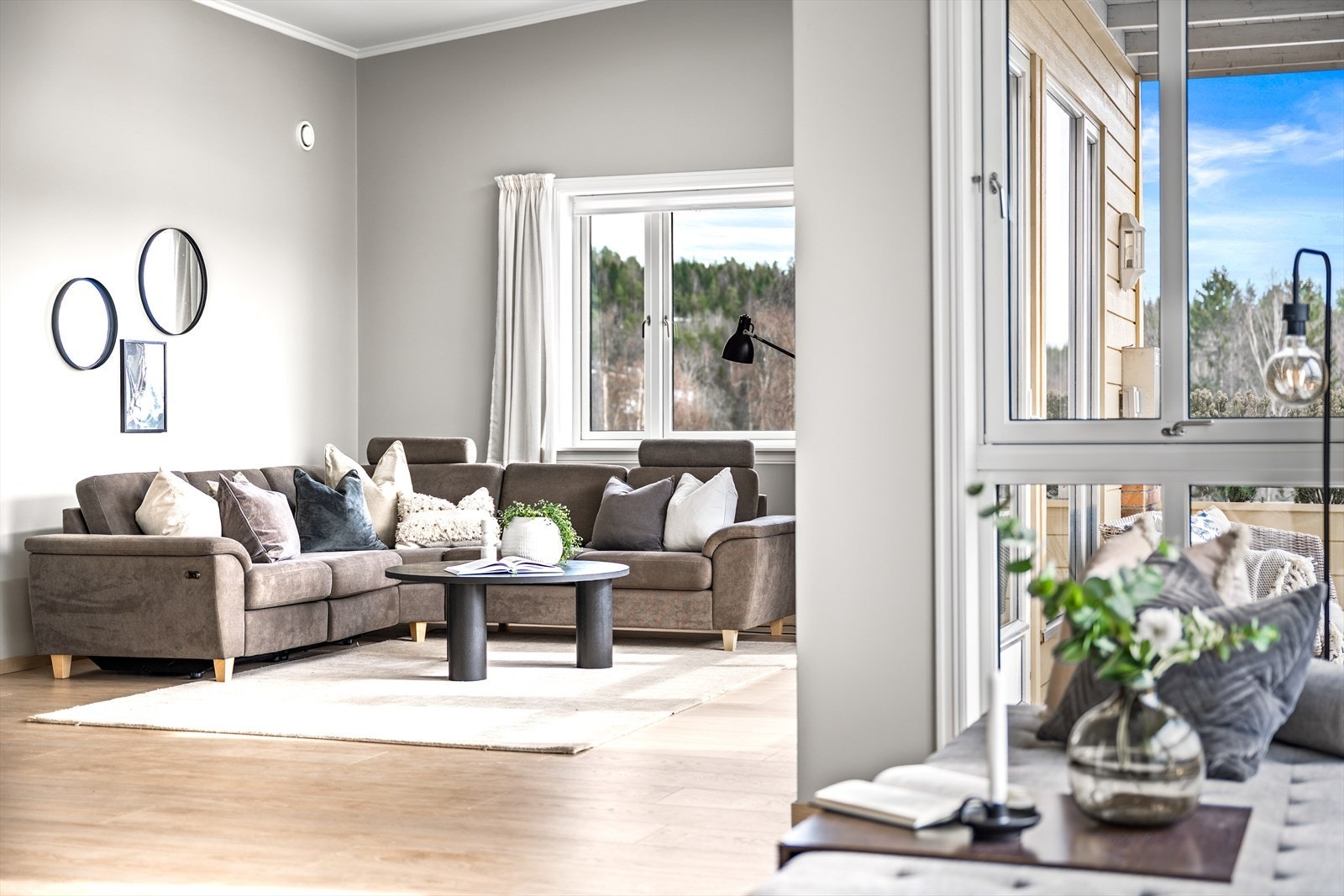 Stuen har god plass til møblering i flere soner Galleribilde