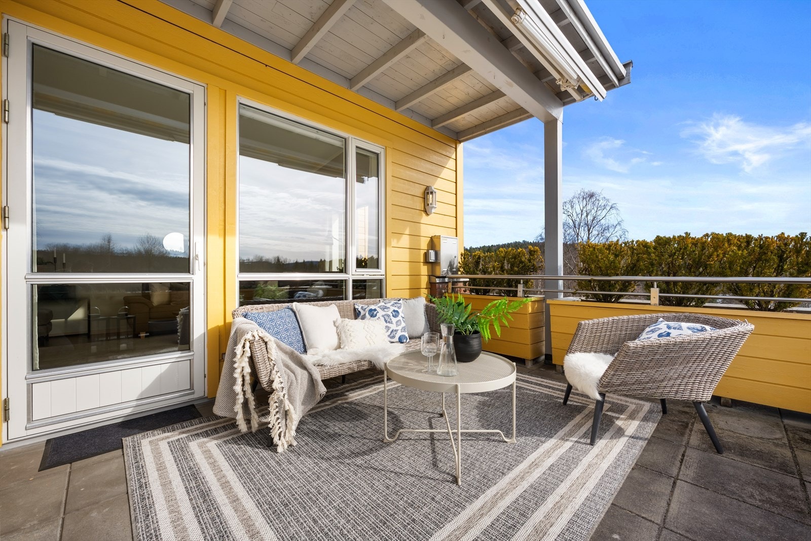 God plass til flere sittegrupper og grill. Det er også montert utebelysning og strømuttak samt eget gassuttak for grill Galleribilde