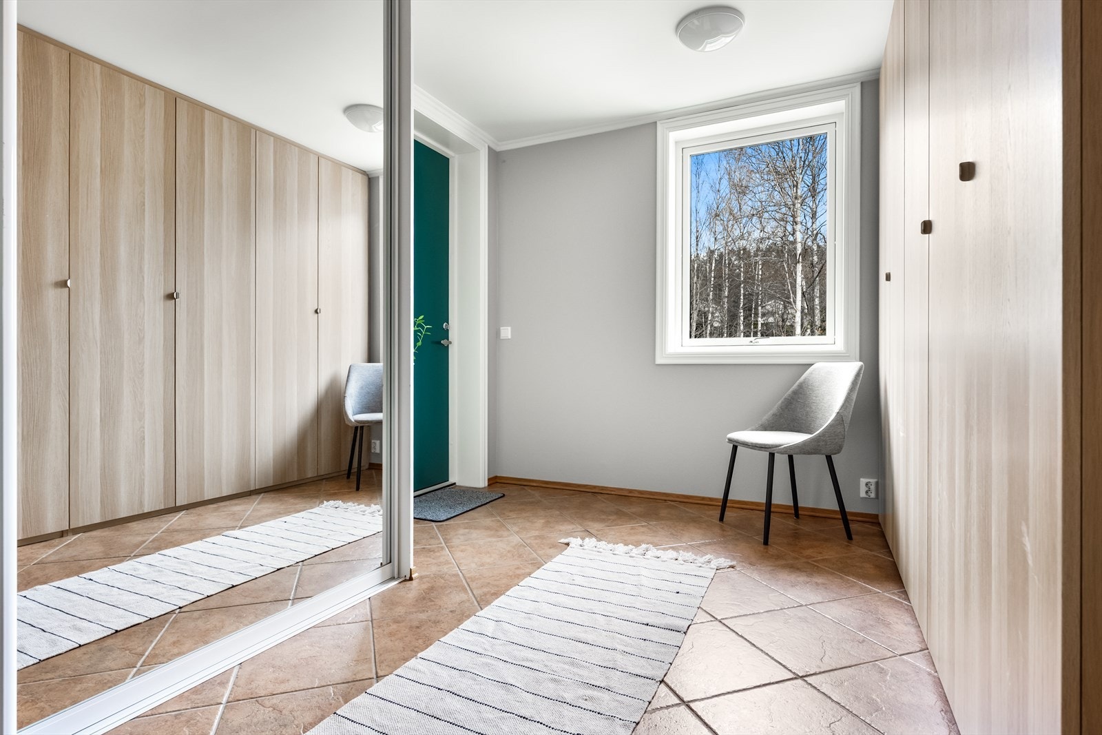 Entreen har en flott skyvedørsgarderober som også fungerer som bod Galleribilde