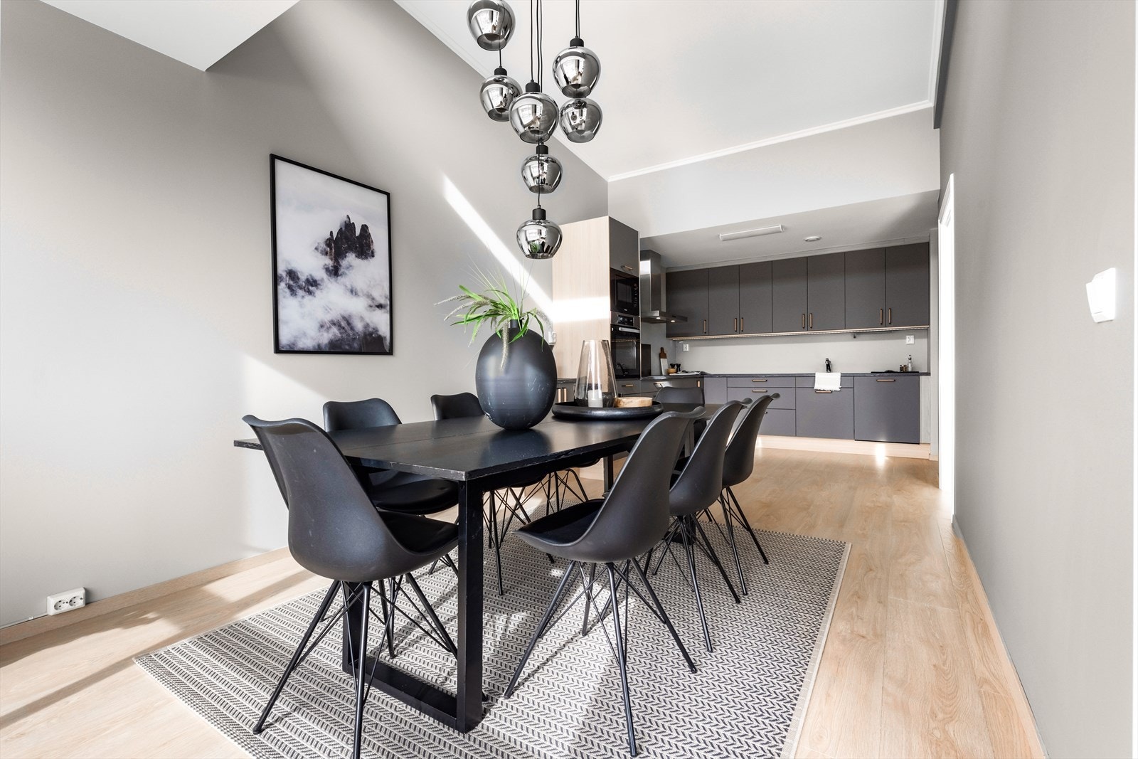 Integrerte hvitevarer med stekeovn, og mikrobølgeovn fra Miele, induksjonstopp og oppvaskmaskin integrert kombinert kjøl/fryseskap fra AEG Galleribilde