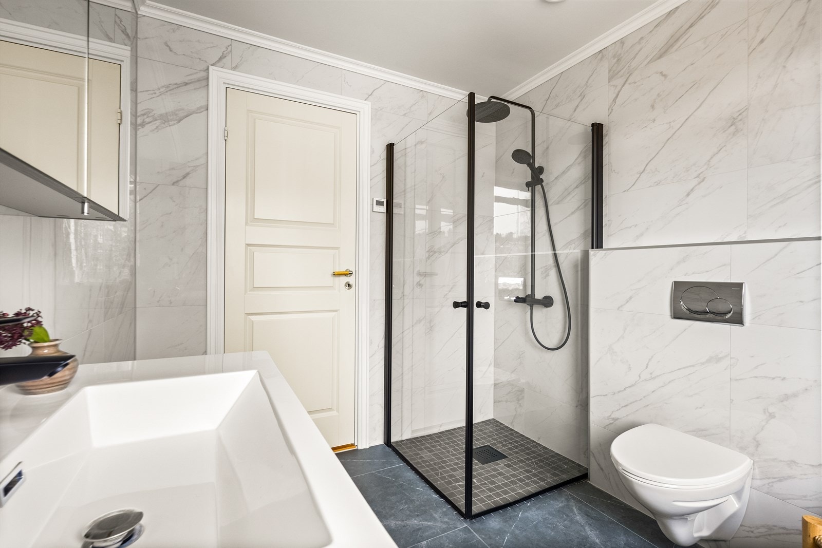 Her er det lagt nye fliser (flis på flis). Badet er tiltalende og delikat Galleribilde