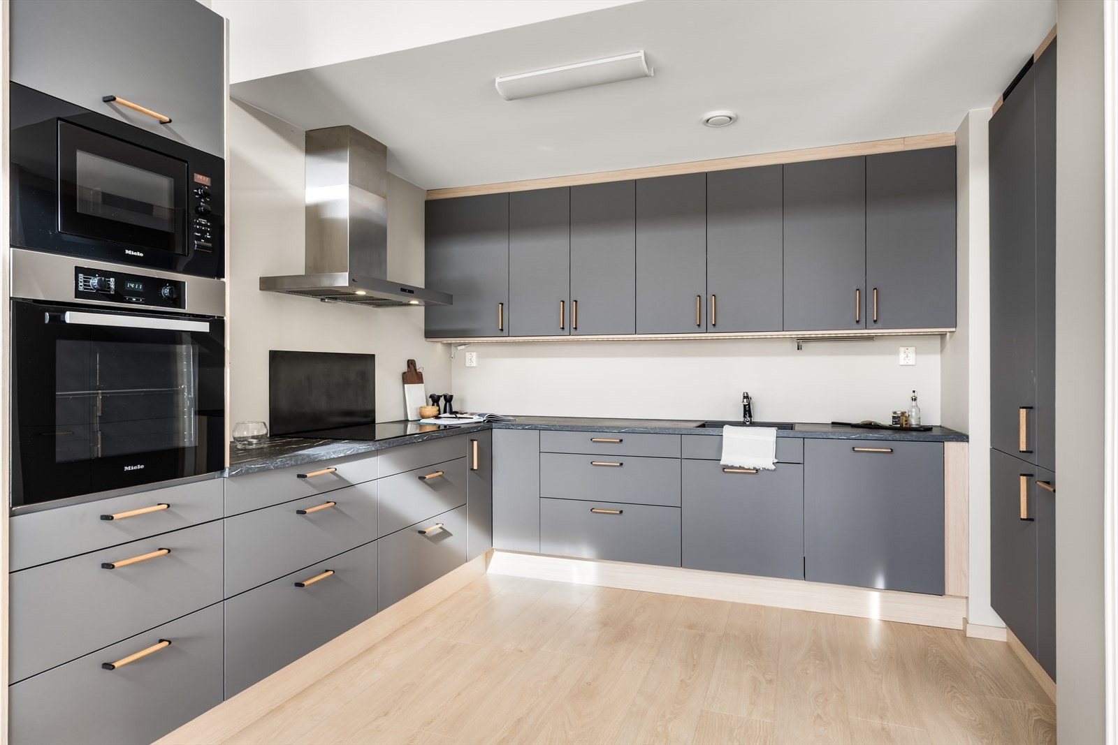 Leiligheten har et romslig kjøkken i delvis åpen løsning mot stuen Galleribilde