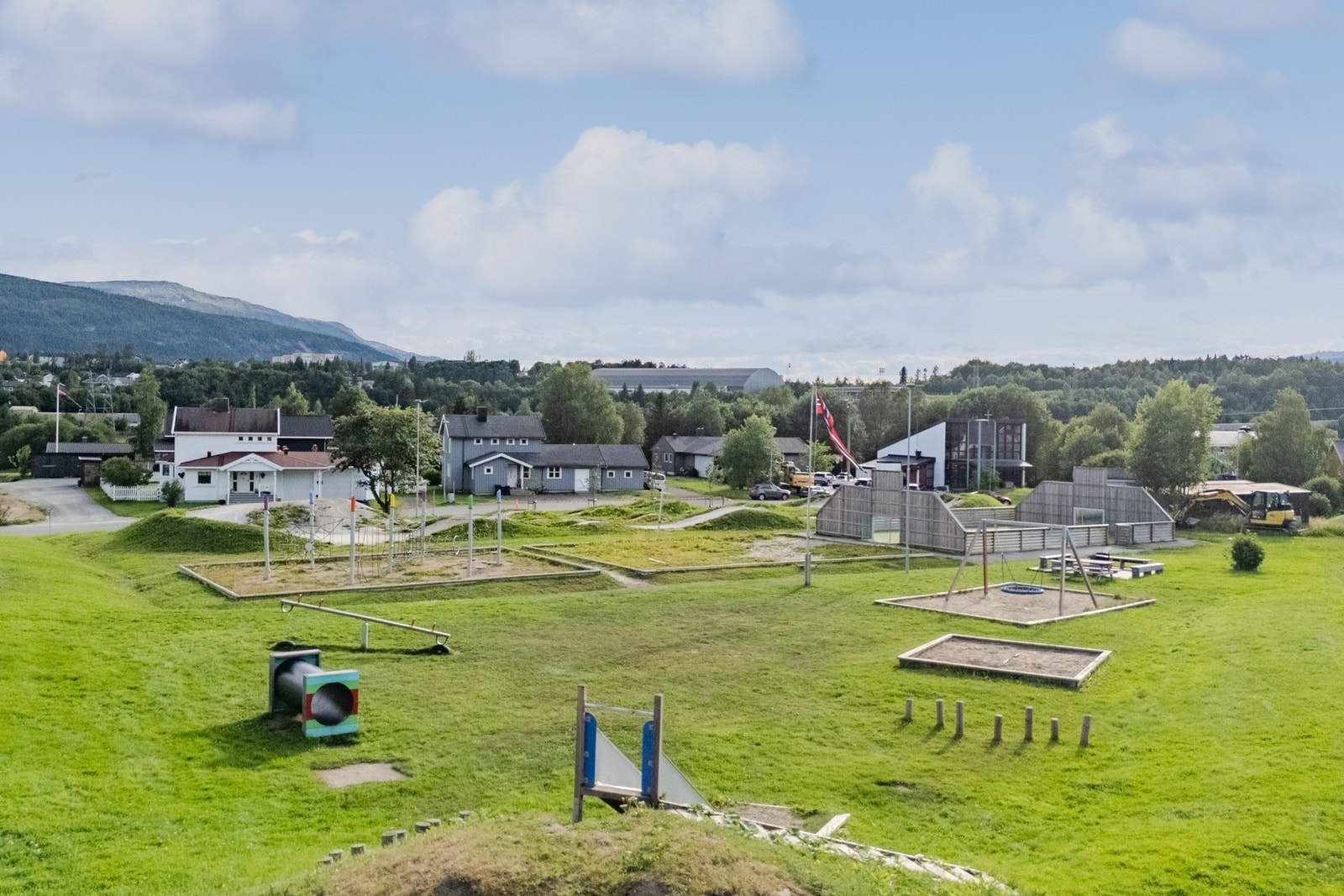 Stor park med lekeplass og ballbinge rett ved boligen. Galleribilde