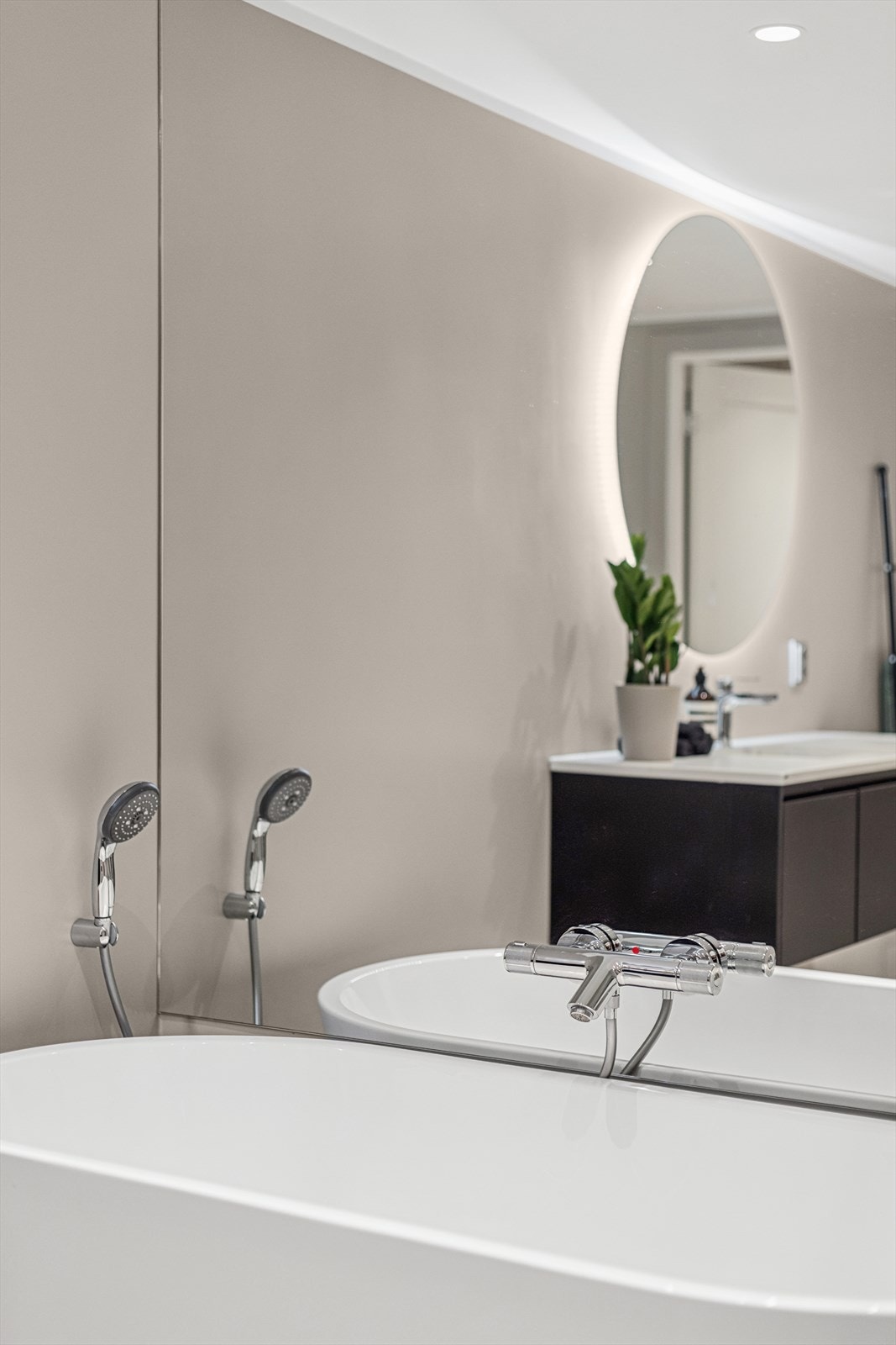 Lekkert bad med badekar og dusjhjørne. Galleribilde