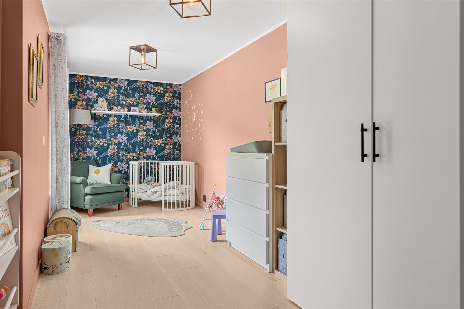Romslig soverom med garderobeskap. Her er det plass for seng, kontor eller det man har behov for. Galleribilde