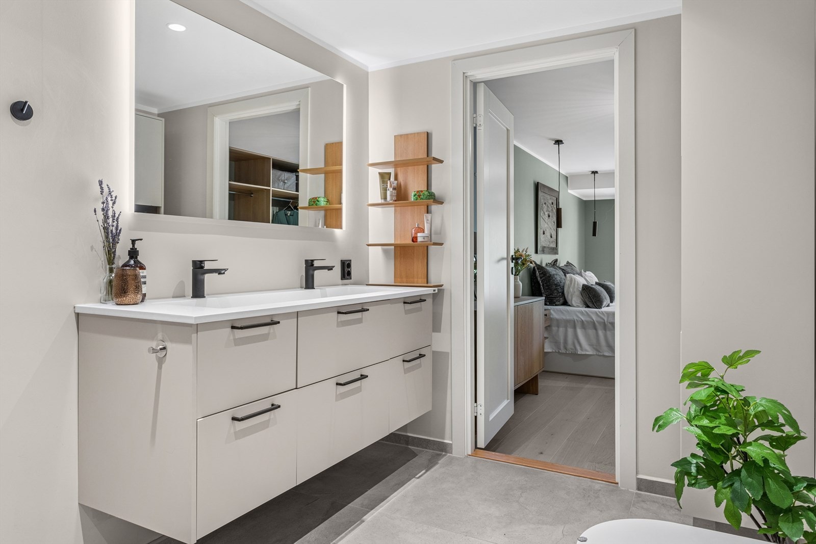 En suite. Svært delikat baderom med lekker baderomsinnredning fra HTHT, Focus beige med Legraskuffer. Kuma servant med 2st blandebatteri og integrert 4-trinns justerbar LED belysning. Galleribilde