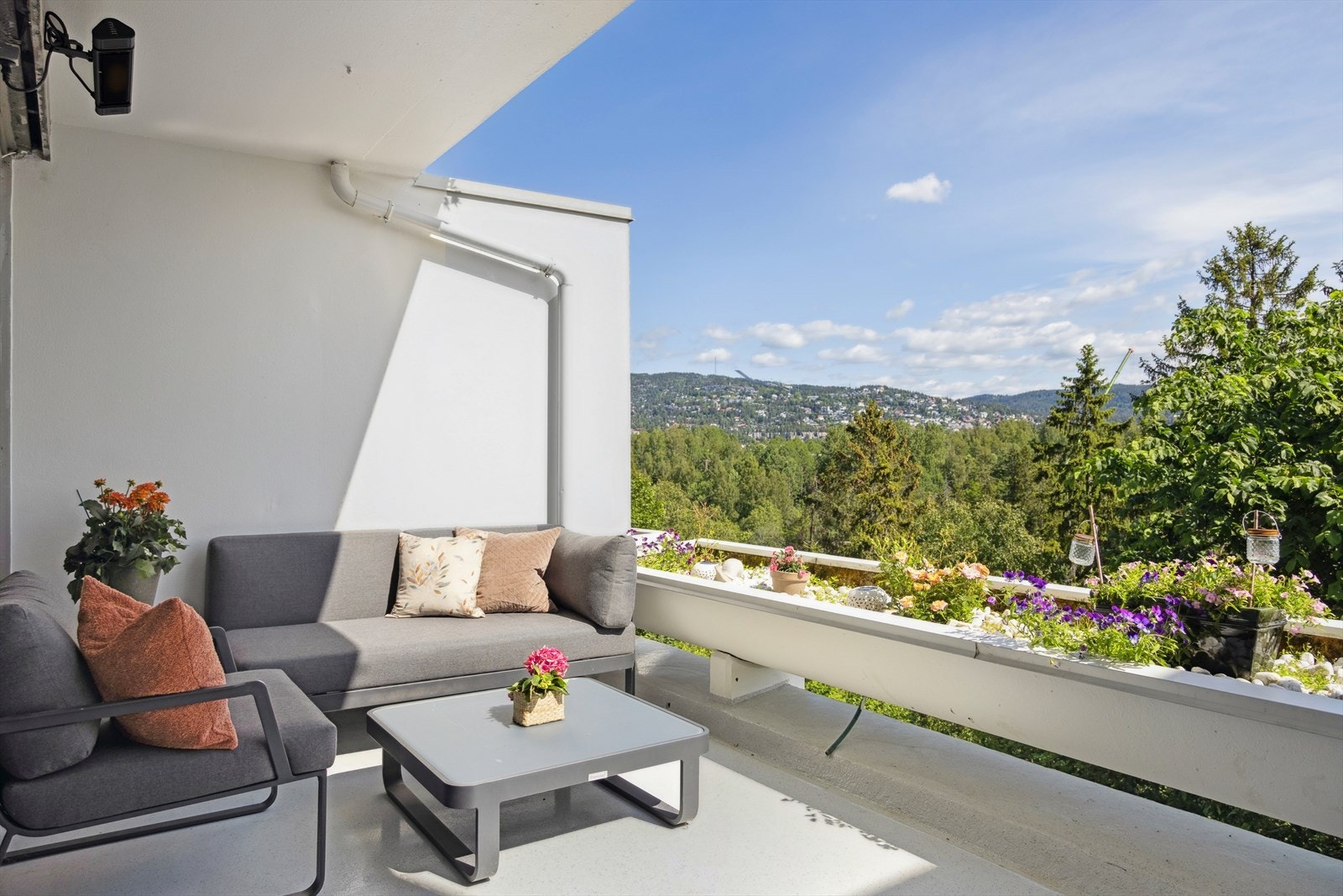Usjenert terrasse med god plass til sittegruppe. Galleribilde