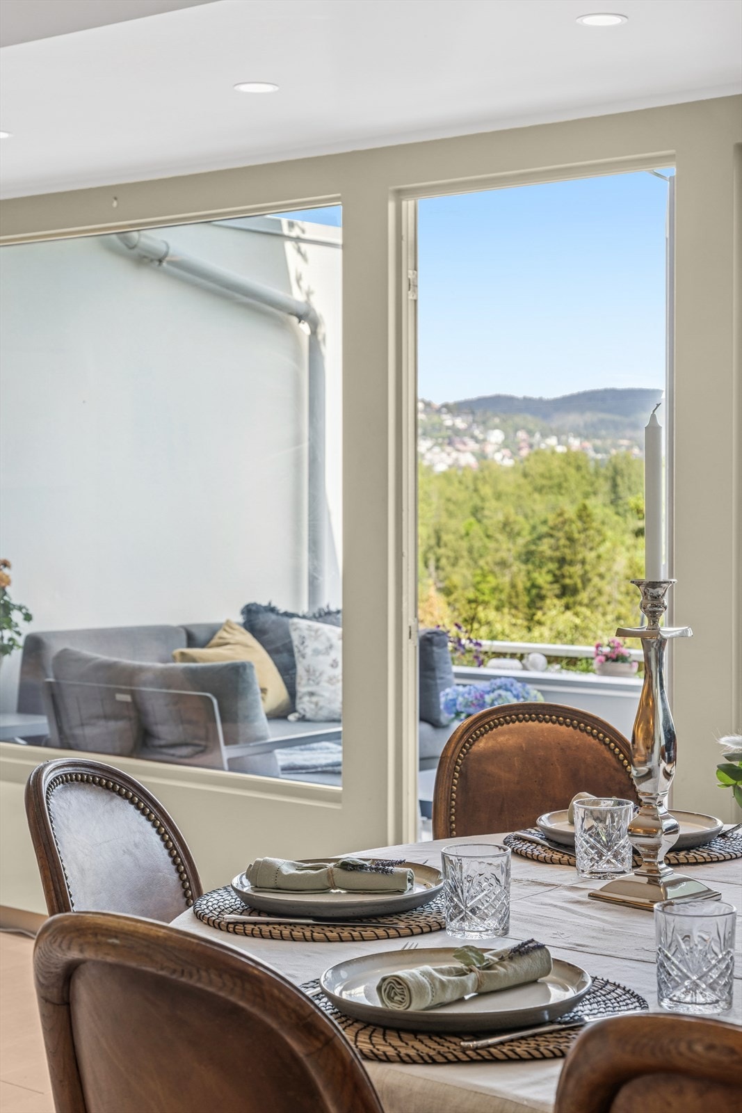 Både fra stuen og spisestuen er det nydelig utsikt ut. Galleribilde