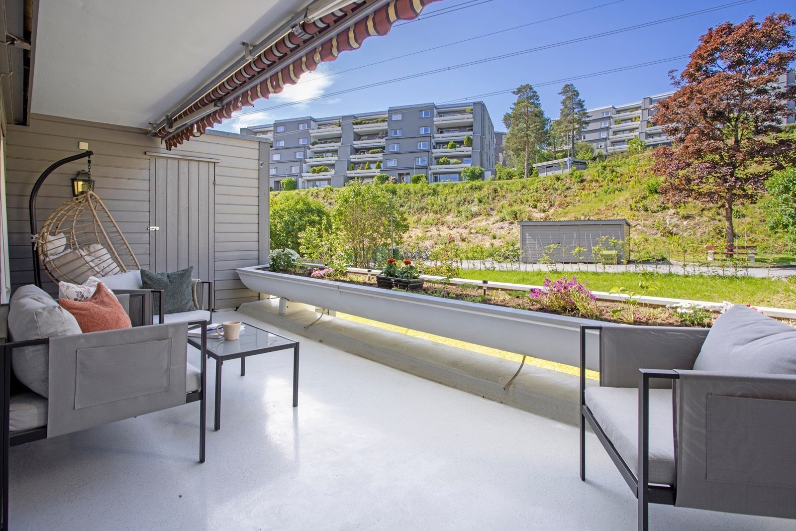 Stor vestvendt terrasse med utsyn til bla. fellesareal. Her et god plass for sittegruppe. Bod tilknyttet denne terrassen også. Galleribilde