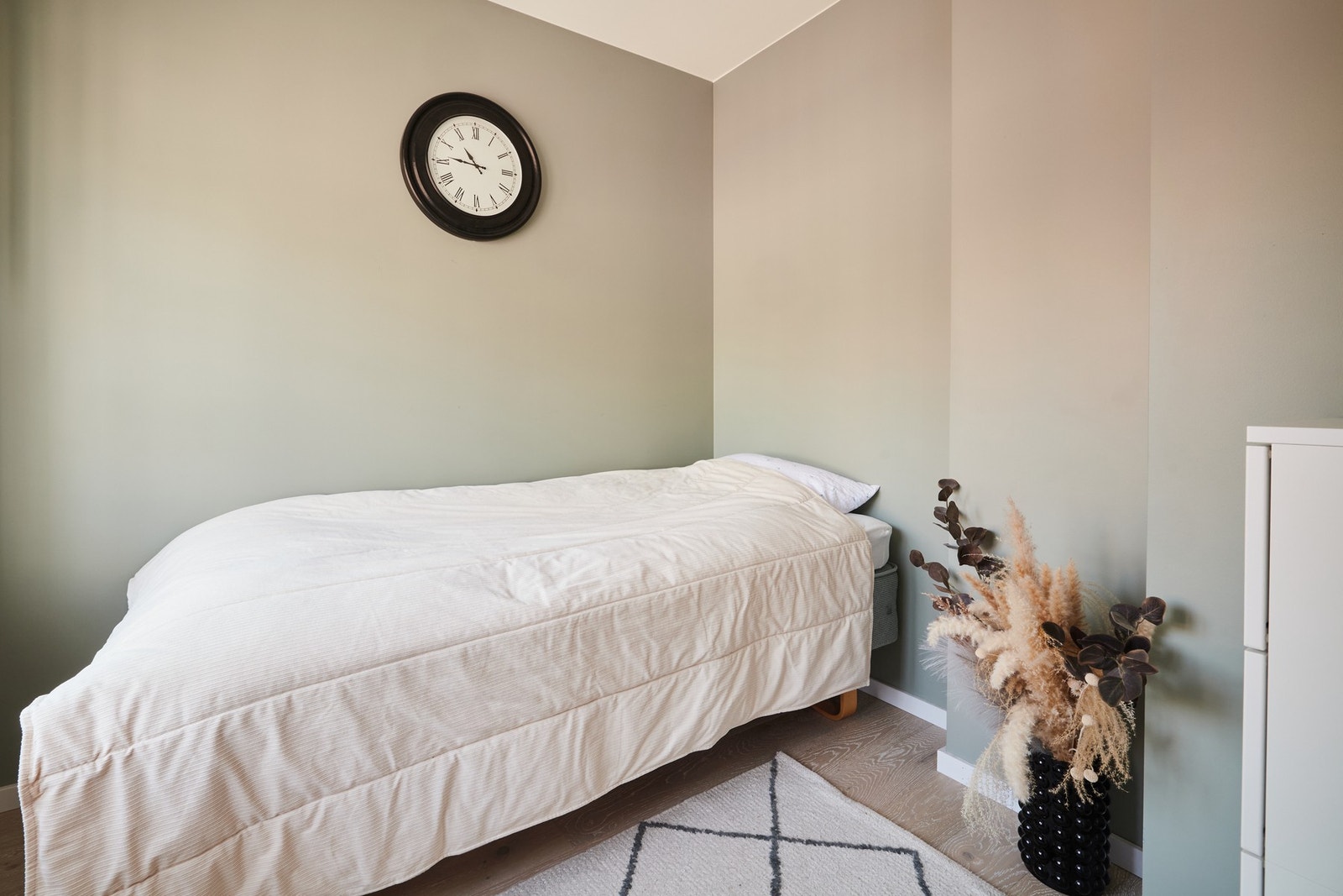 Leiligheten har tre soverom malt i avslappende farger for å sikre en god nattesøvn Galleribilde